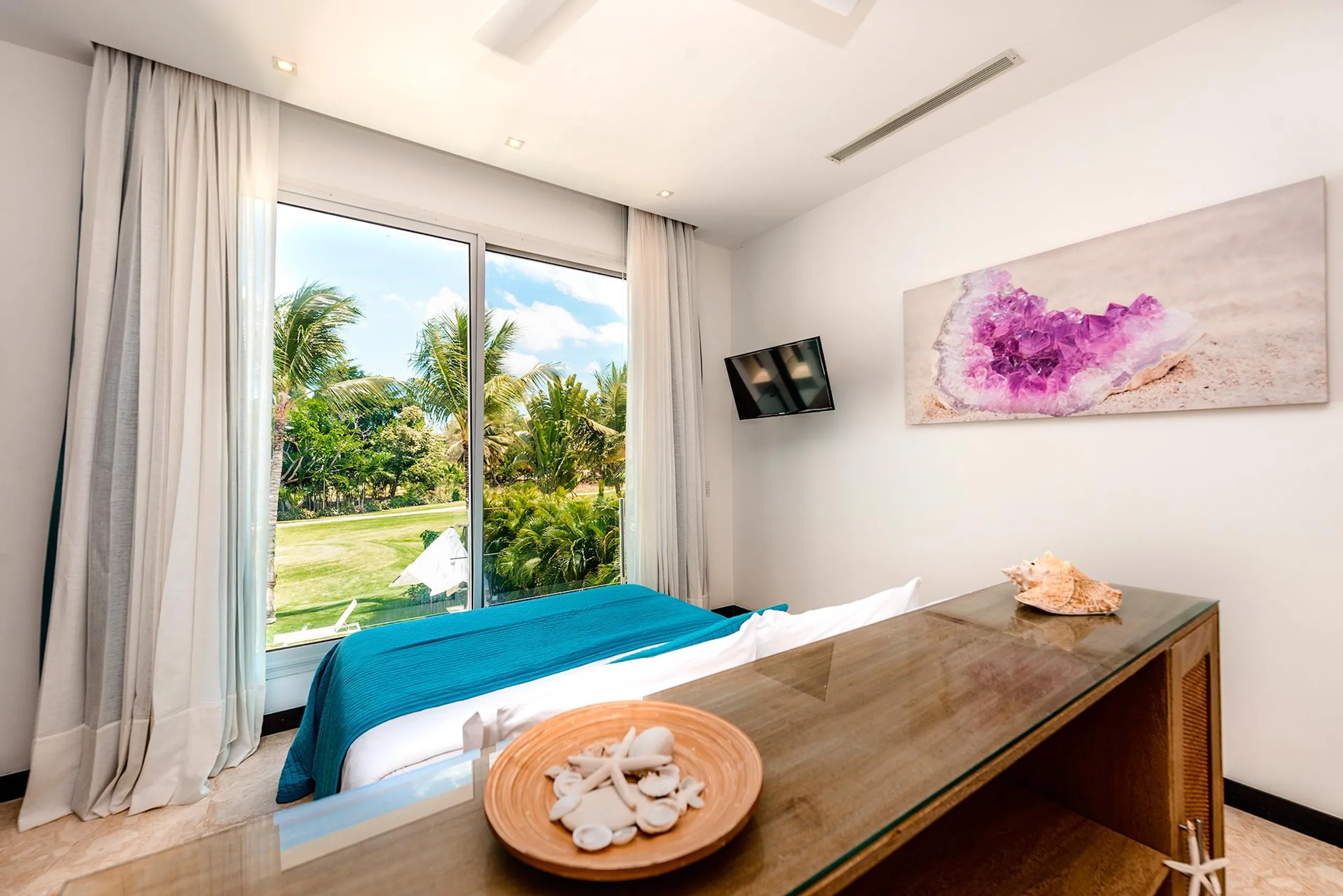 Exquisite Punta Cana Estate with Invigorating Pool — photograph 7