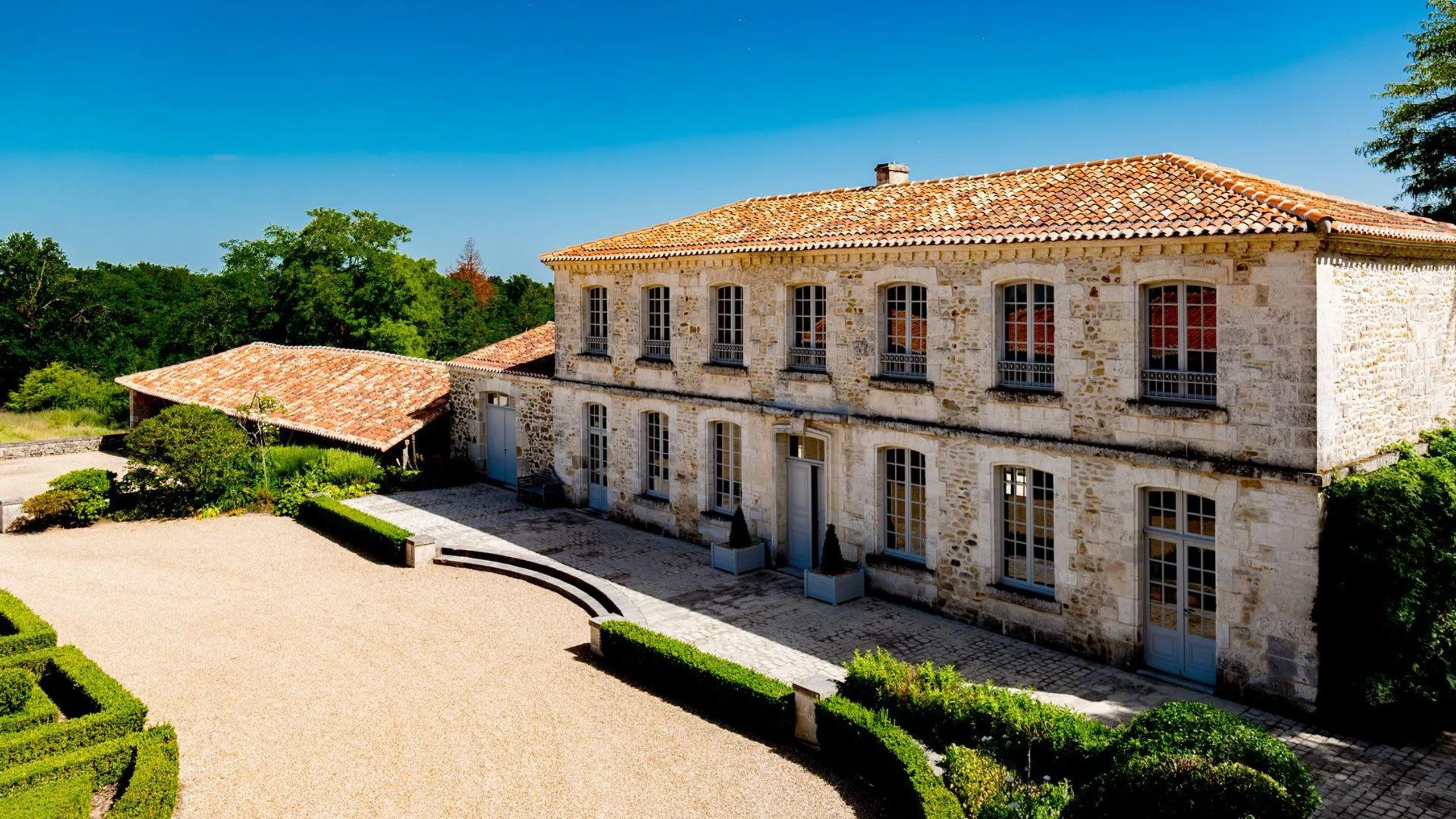 Historic Estate with Orangerie & Pool In Périgord Countryside — photograph 10
