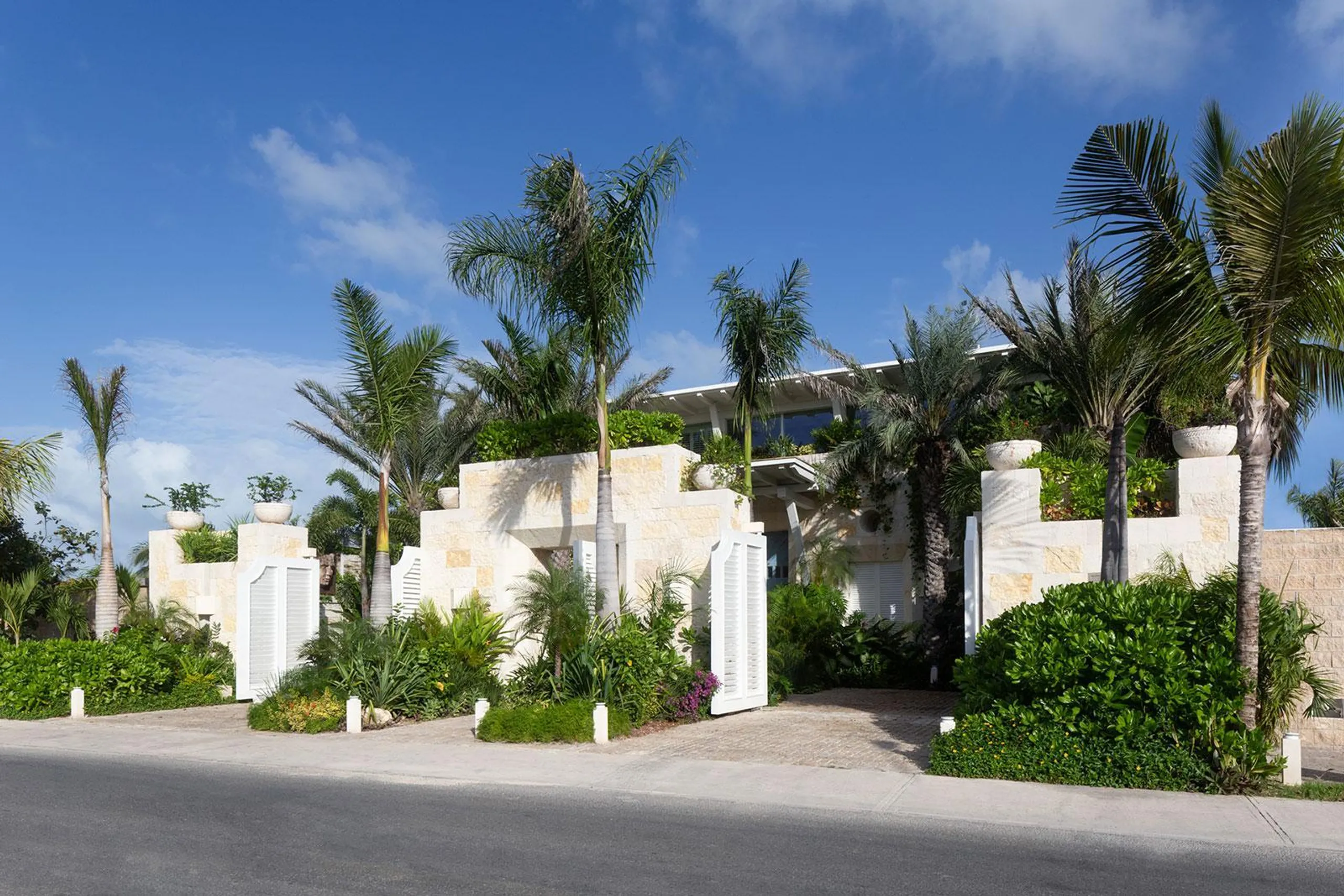 Stunning Contemporary Luxury Beach Front Estate with Infinity Pool — photograph 10