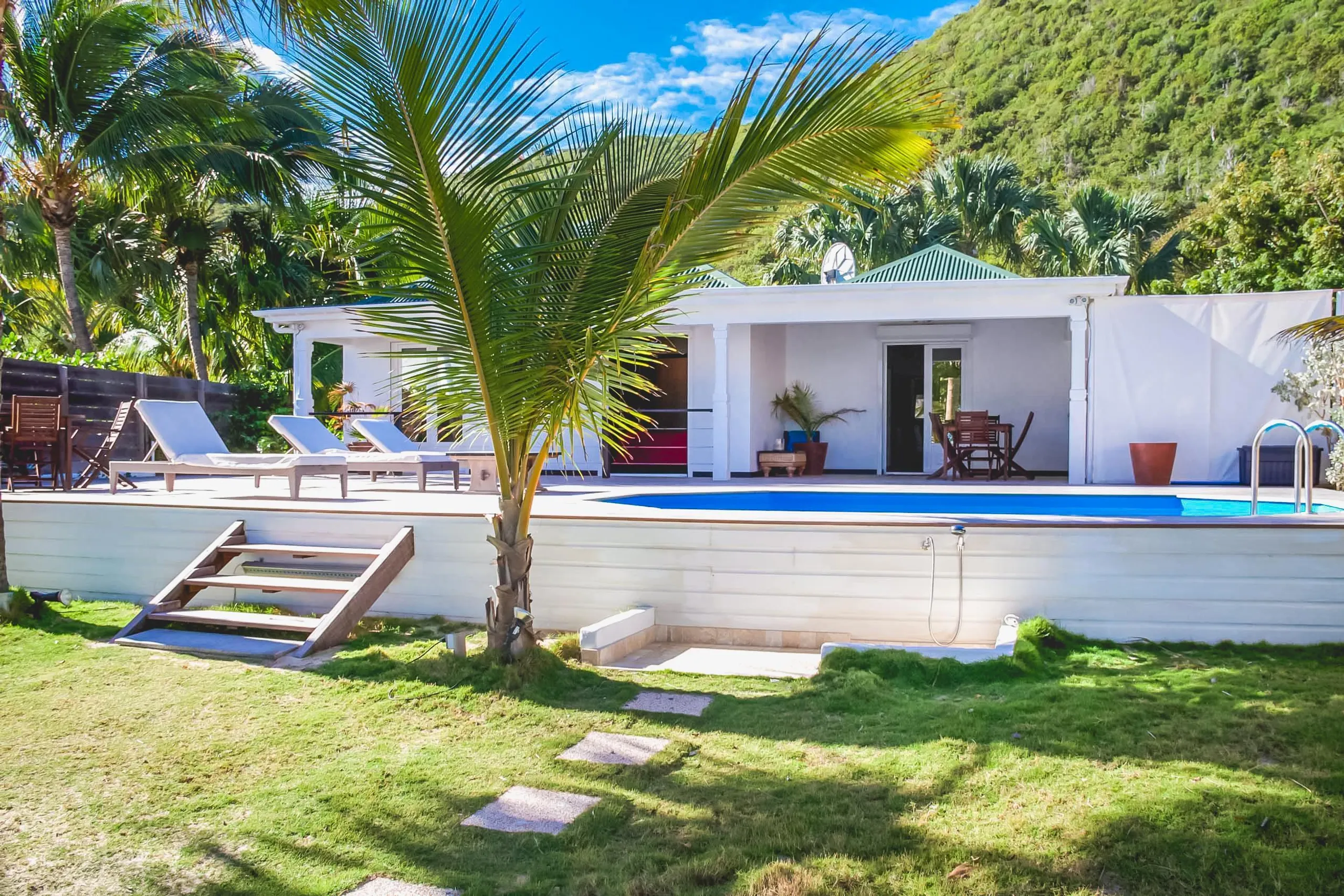 Lavish Seaview Villa with Private Pool and Walks to Beach — photograph 4