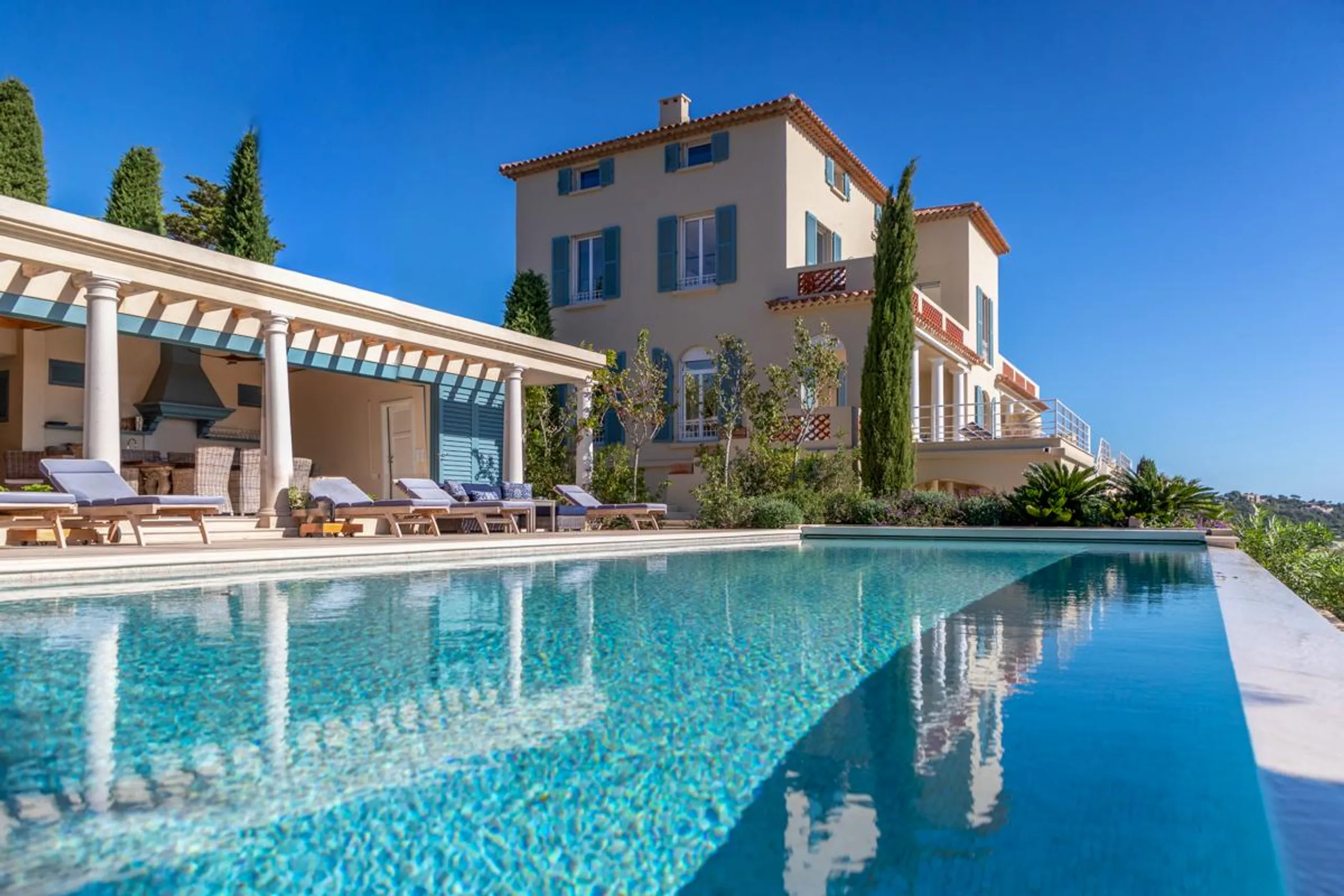 Elegantly Appointed 9-Bedroom Villa Expansive Gardens, Infinity Pool & Stunning Sea Views — photograph 3