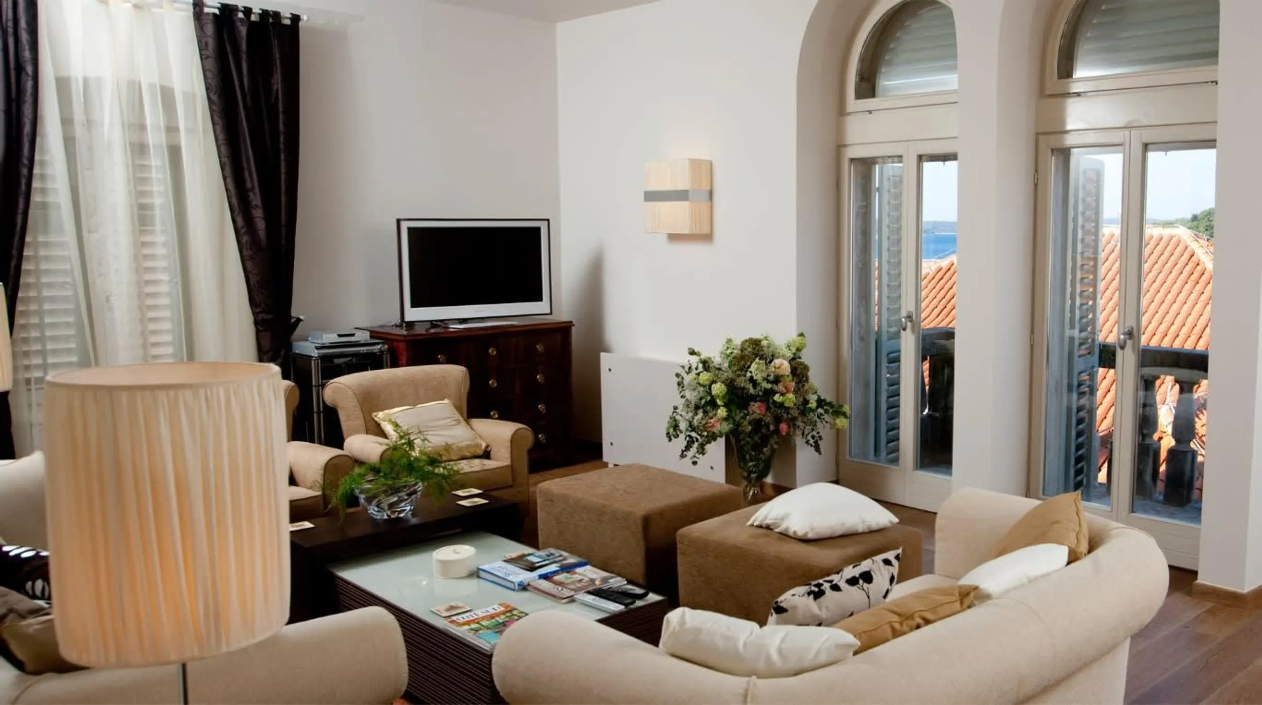 Classic Splendid Villa with View To The Harbor And Five Bedrooms — photograph 6