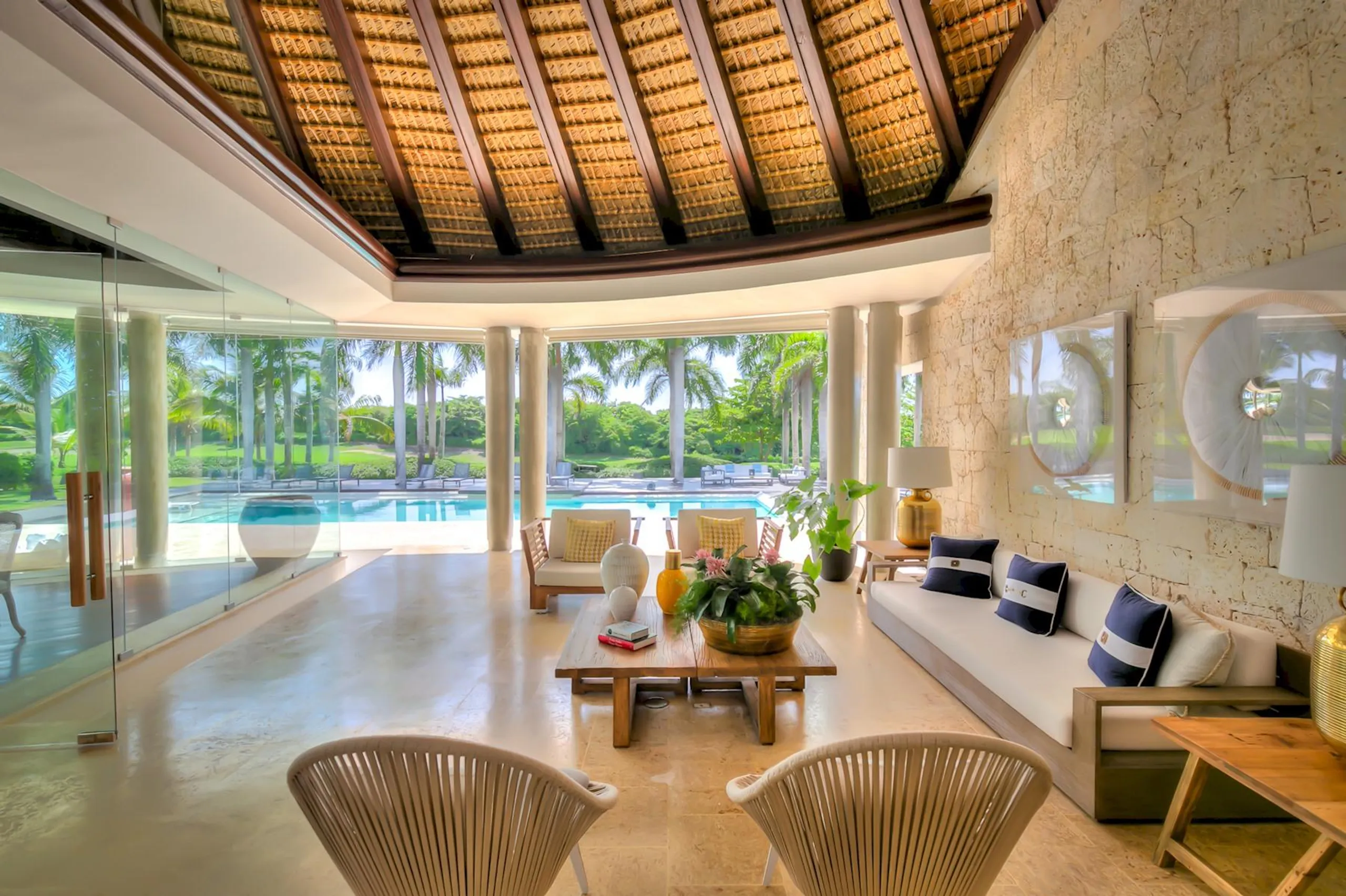 Chic Modern Tropical Villa with Private Pool and Fresh Ambiance — photograph 11