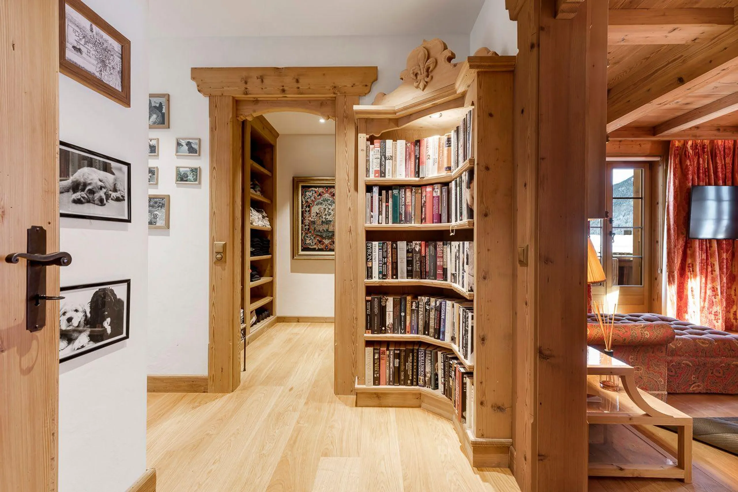 Elegant Alpine Retreat with Panoramic Views — photograph 8