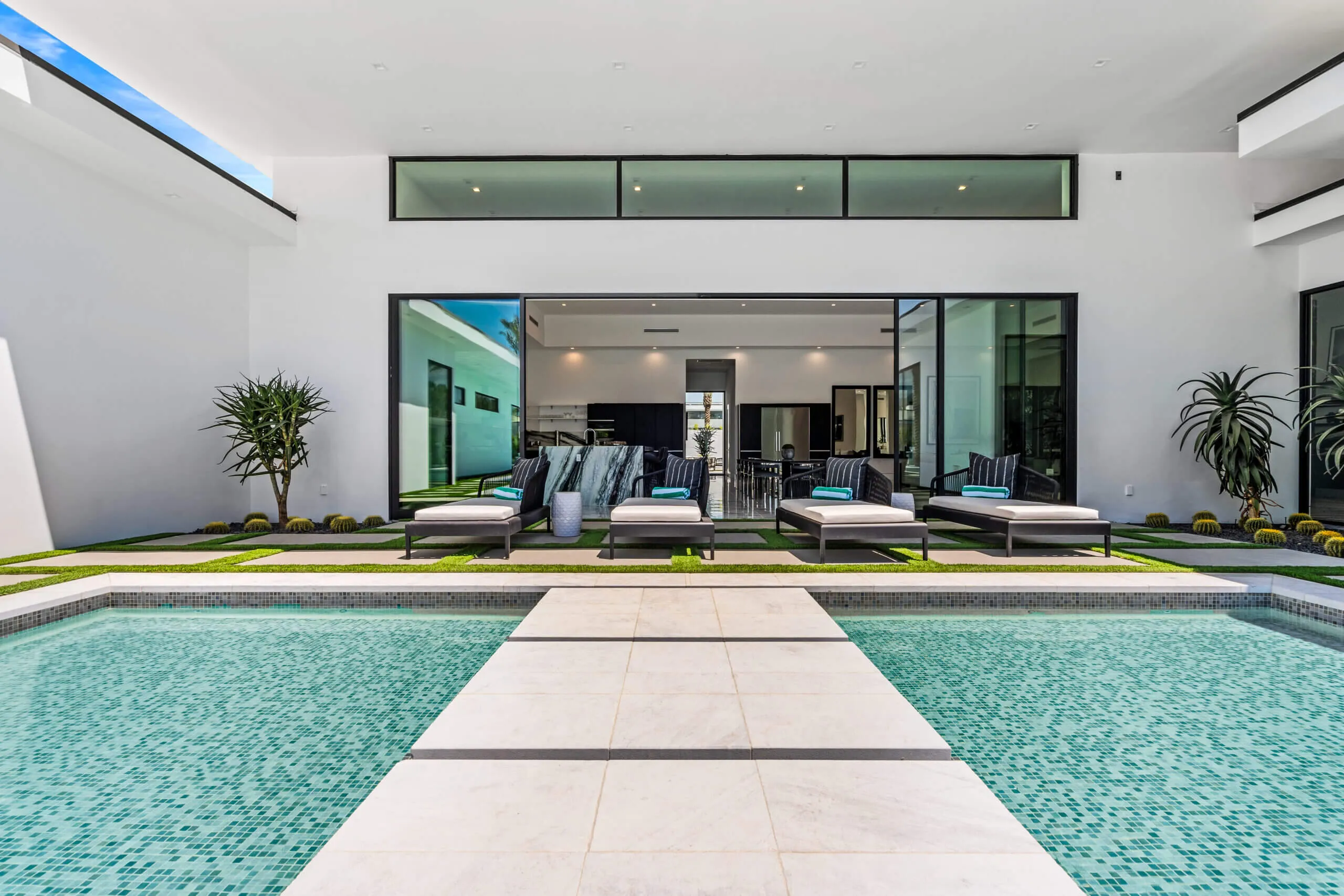Stunning Modern Villa with Private Pool and Top-tier Amenities Near Palm Springs — photograph 4