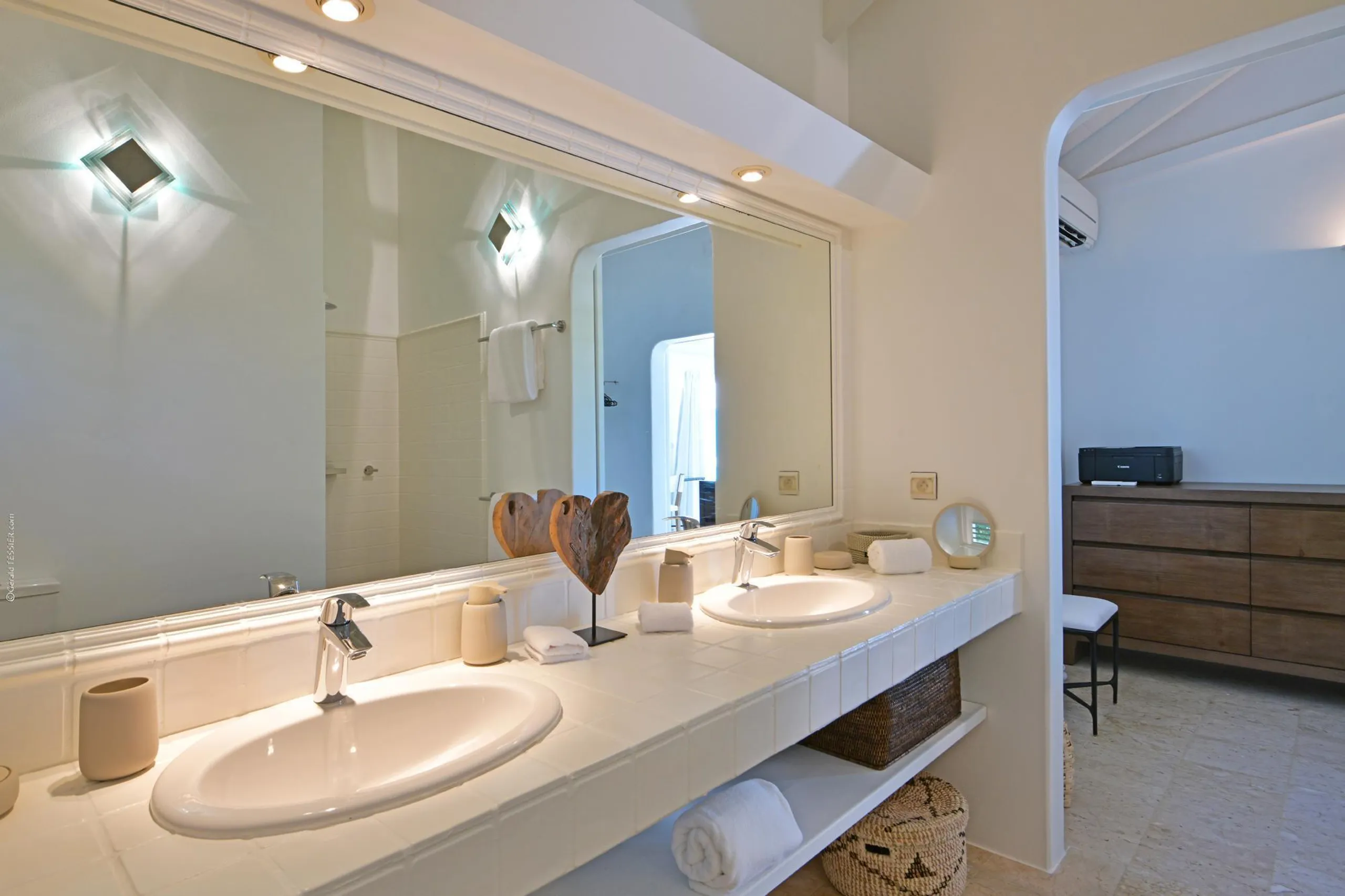 Elegant Paradise Estate with Private Pool and Walks to Beach — photograph 10