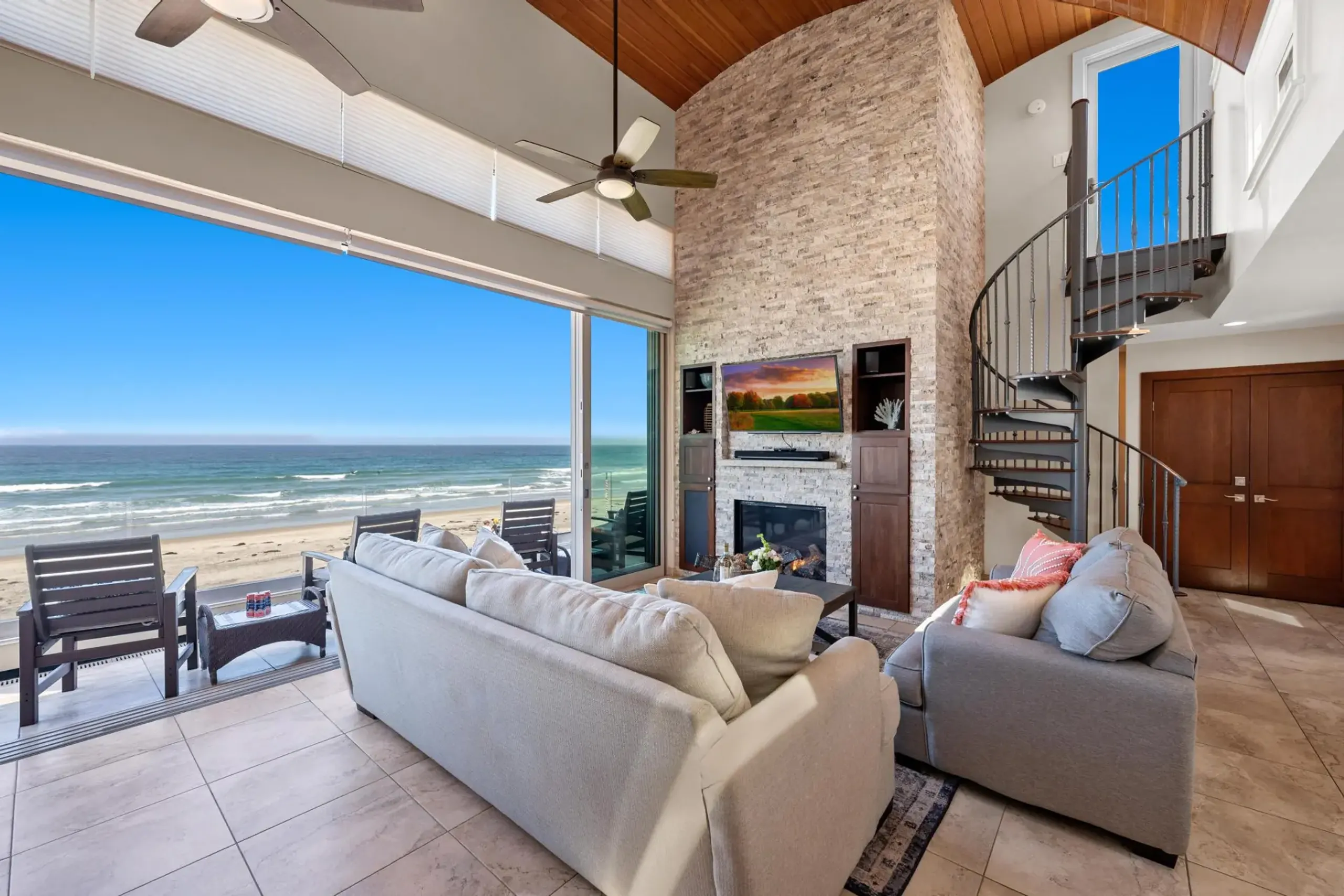 Chic Beachfront Escape with Panoramic Ocean Views — photograph 2