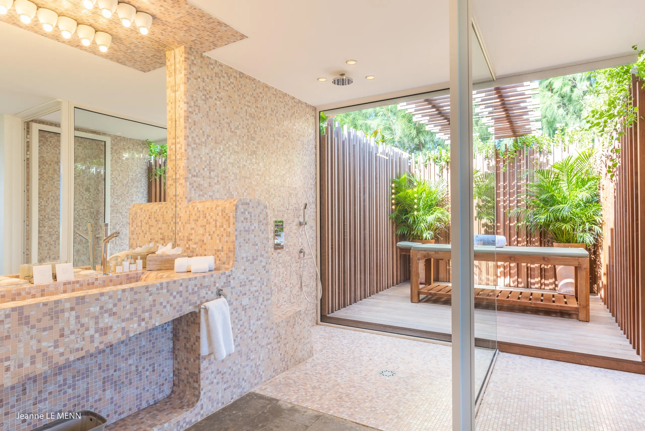 Breathtaking Oceanside Villa with Infinity Pool and Fitness Room — photograph 12