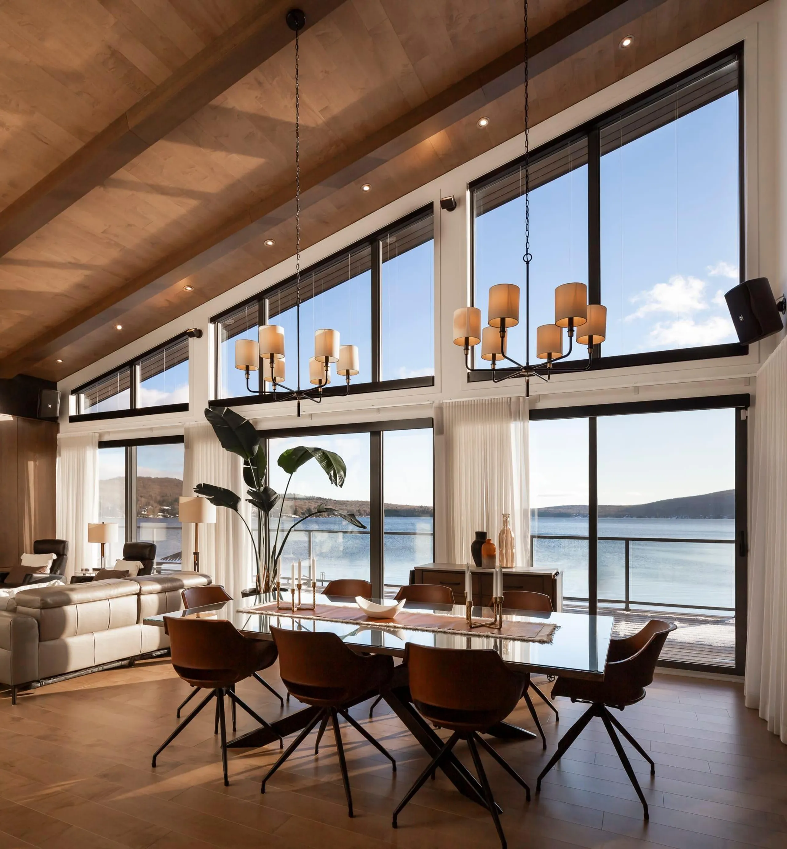 Lakeside Luxury Retreat With Spectacular Views — photograph 9
