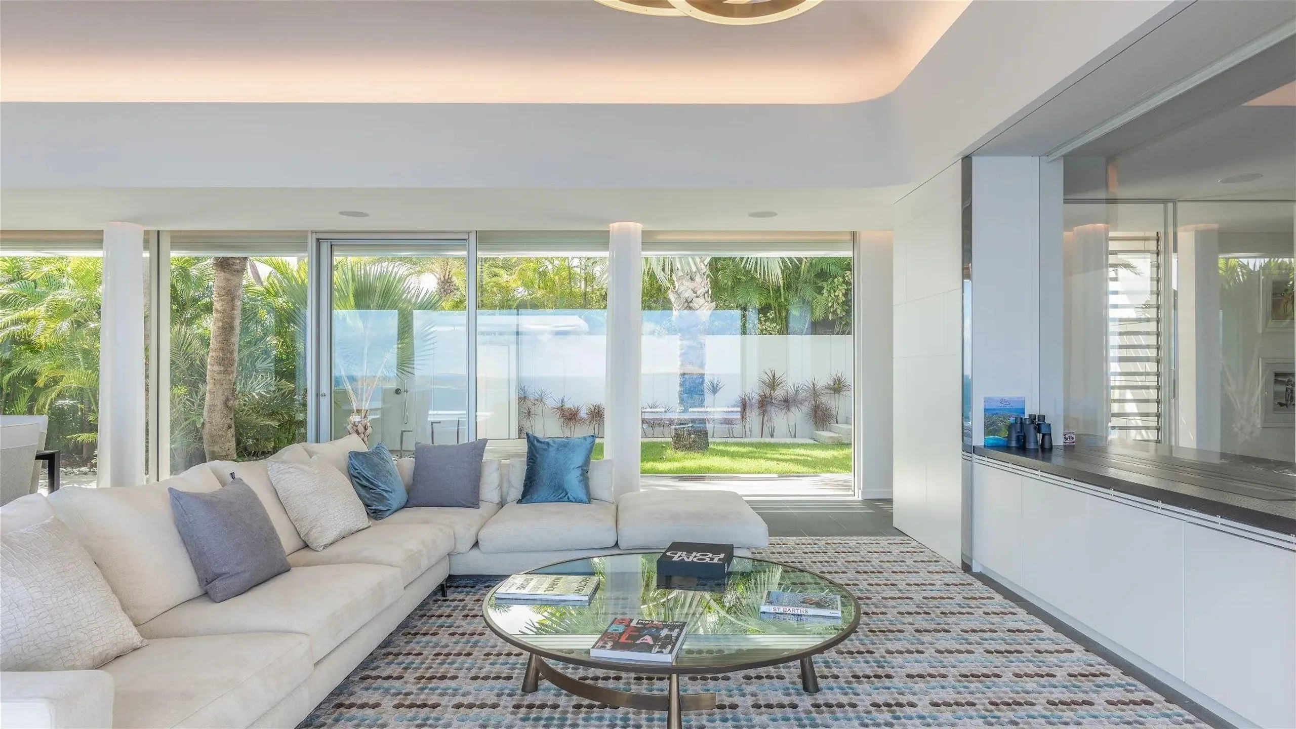 Luxurious Oceanfront Villa with Infinity Pool — photograph 8