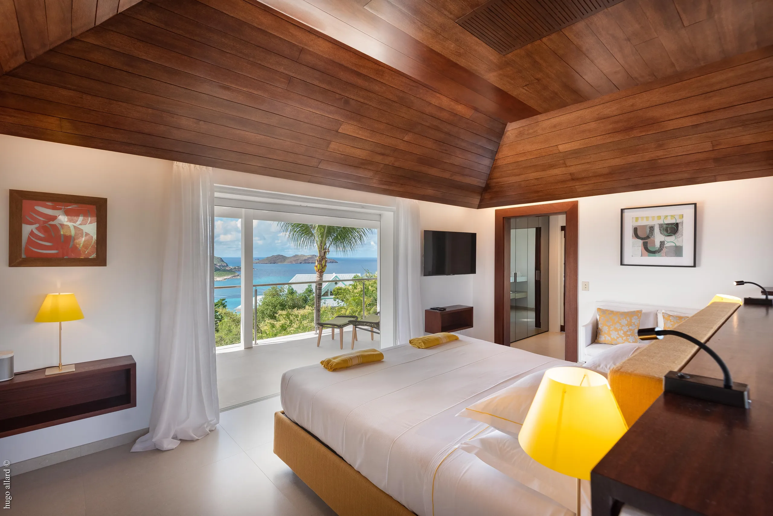 Palatial Seaview Villa with Private Pool and Backyard Grill — photograph 8