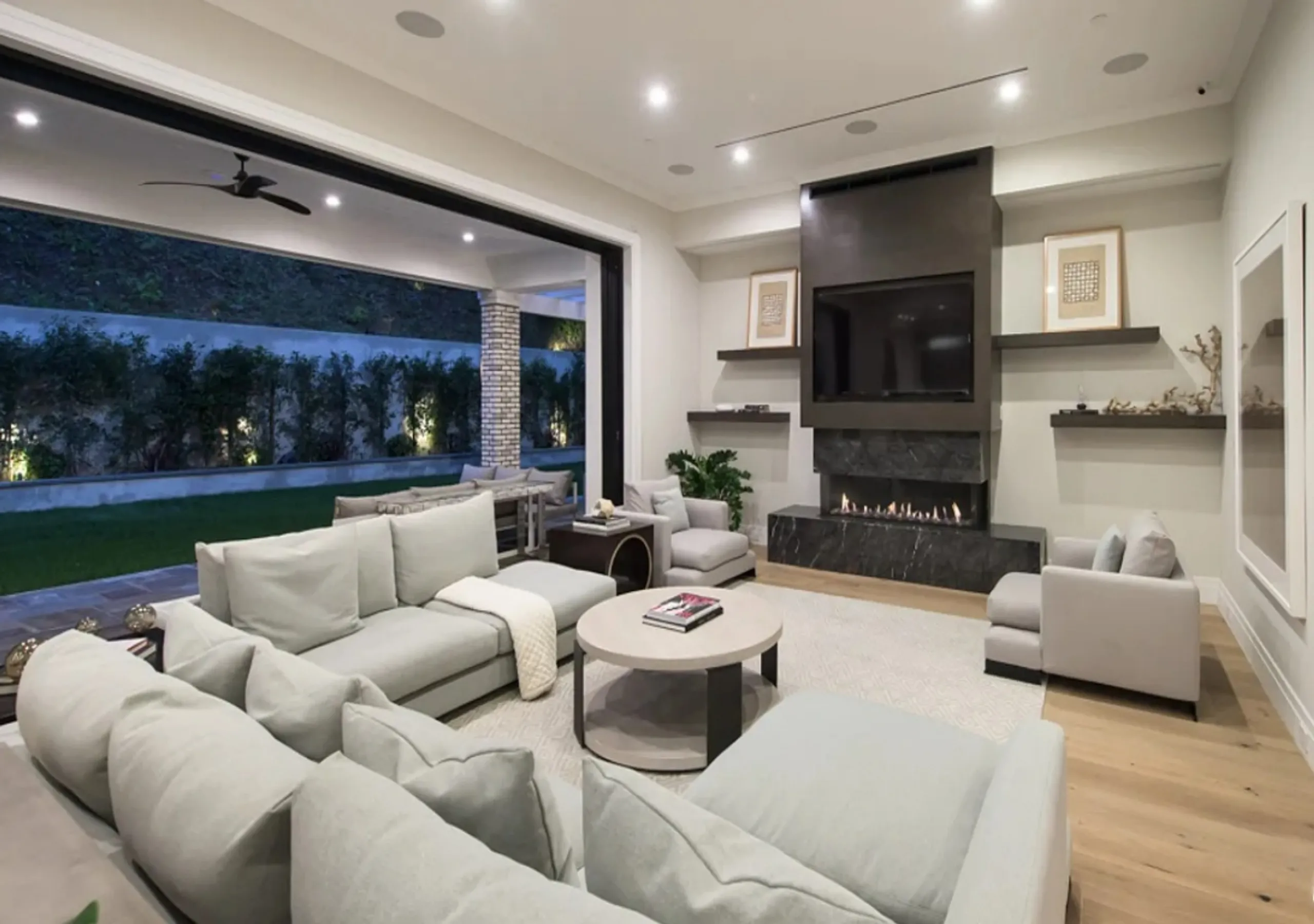 Contemporary Canyon Villa with Lush Gardens — photograph 10