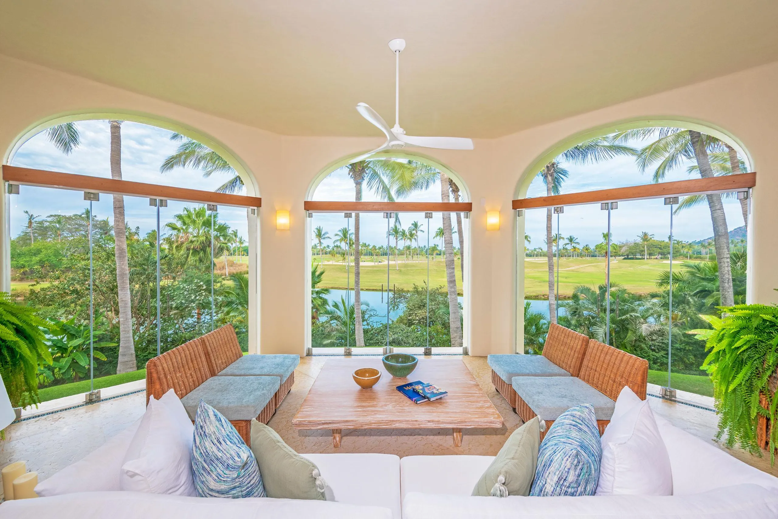 Lush Lagos Del Mar Estate with Infinity Pool and Wonderful Views — photograph 3