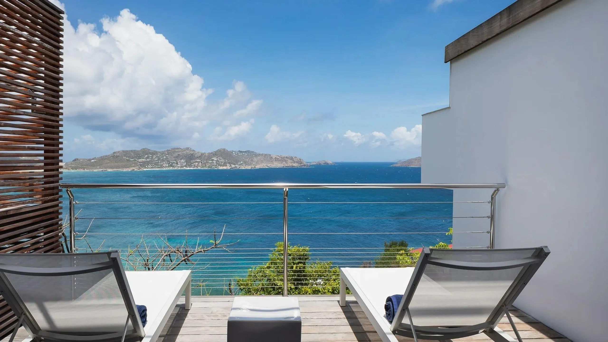Sensational Seaside Villa with Infinity Pool — photograph 4