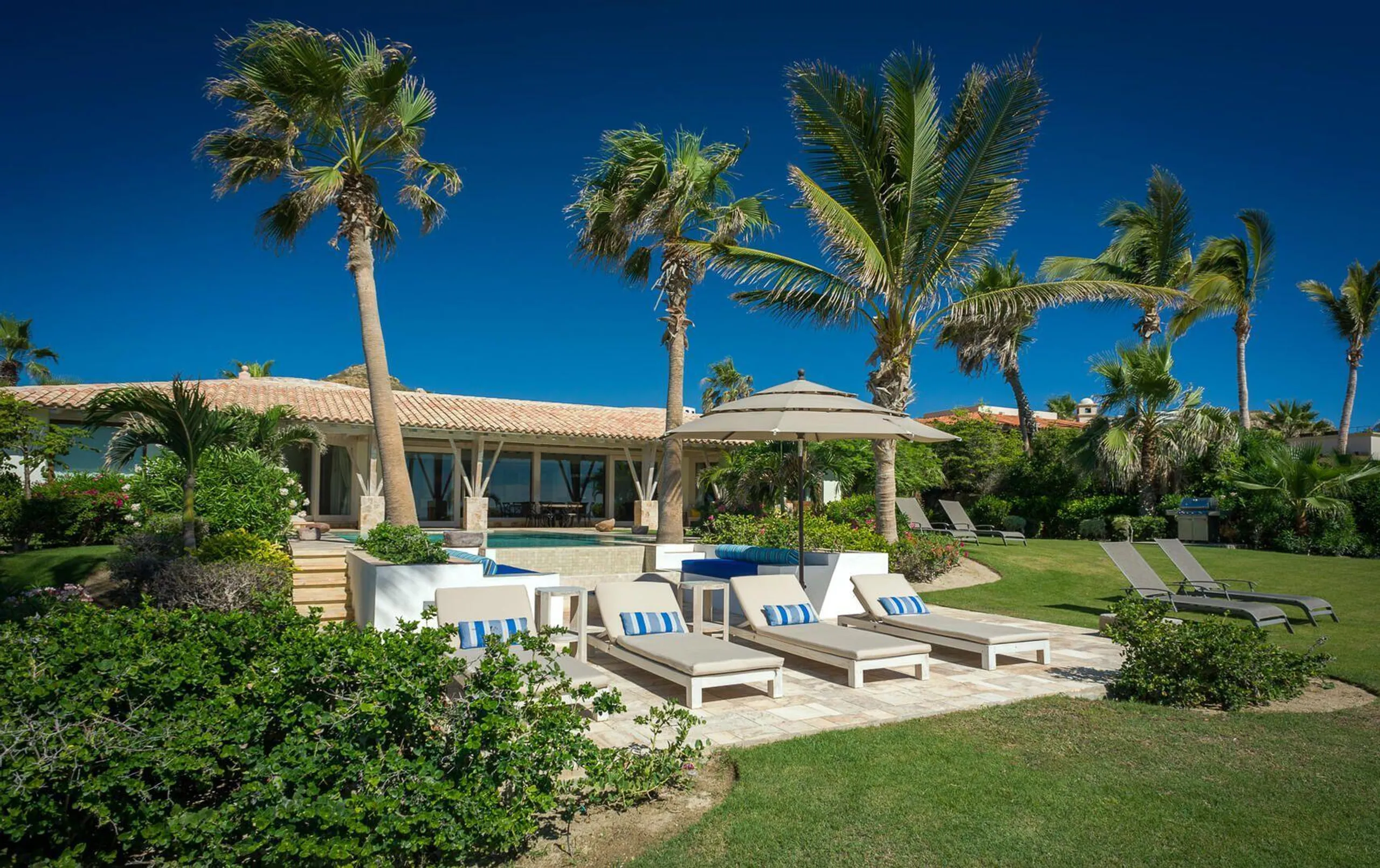 Colonial Style Architectural  Estate with Infinity Pool, Hot Tub and Lush Ocean Views — photograph 7