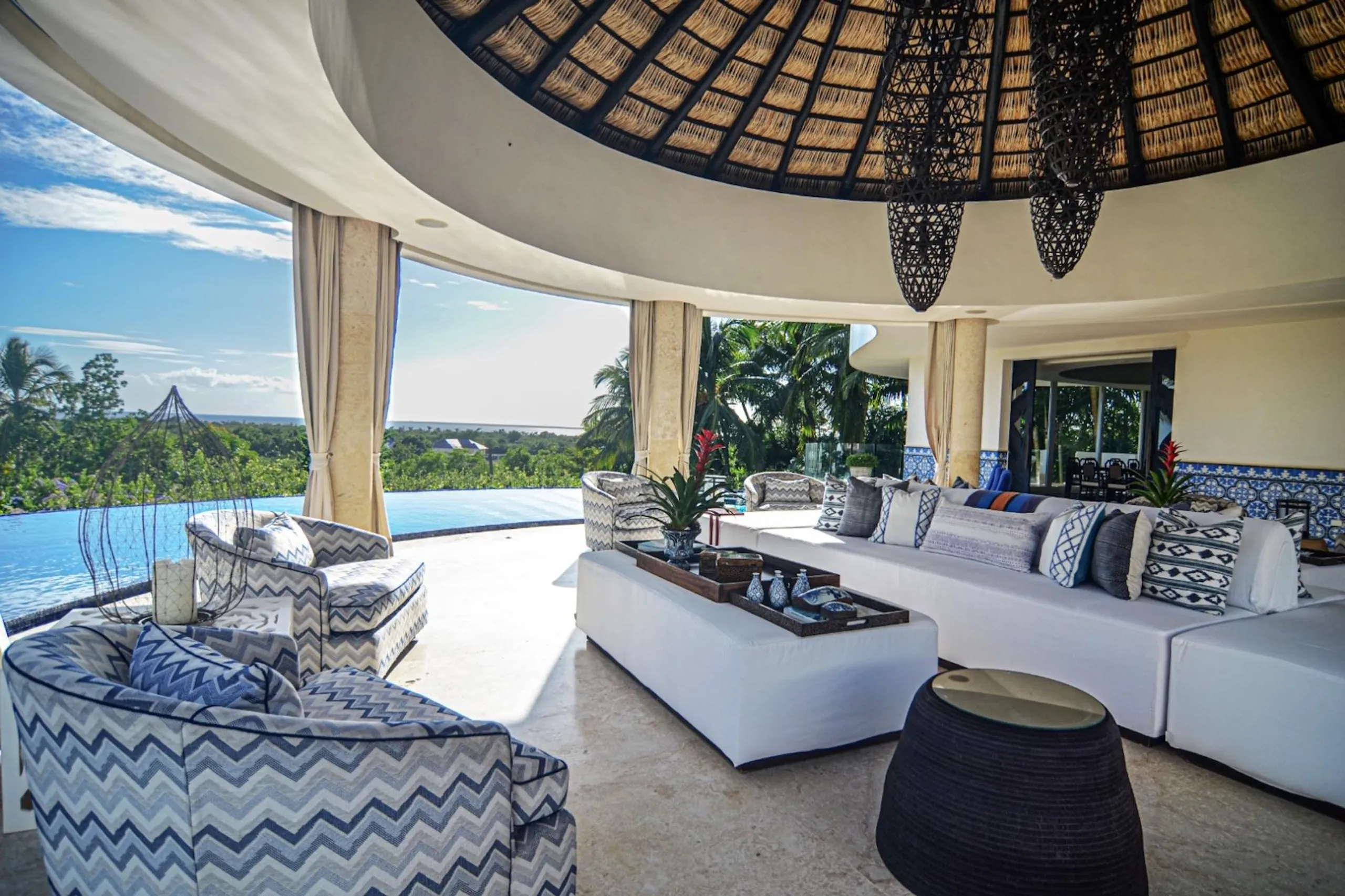 Artistic Caribbean Villa with Curved Infinity Pool and Tropical Gardens — photograph 8