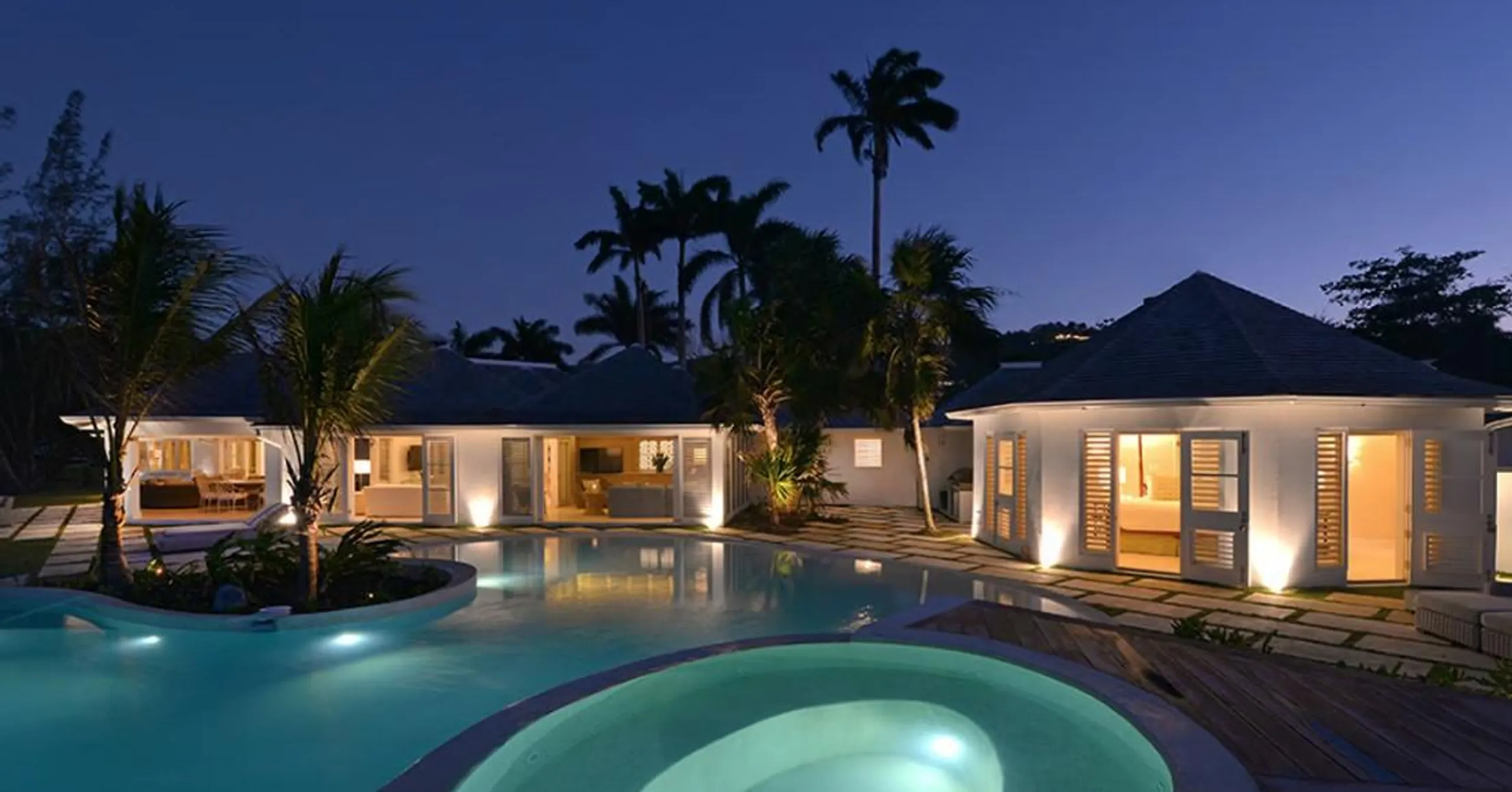 Chic Seafront Retreat in Sandy Bay with Private Pool and Panoramic Ocean Views — photograph 5