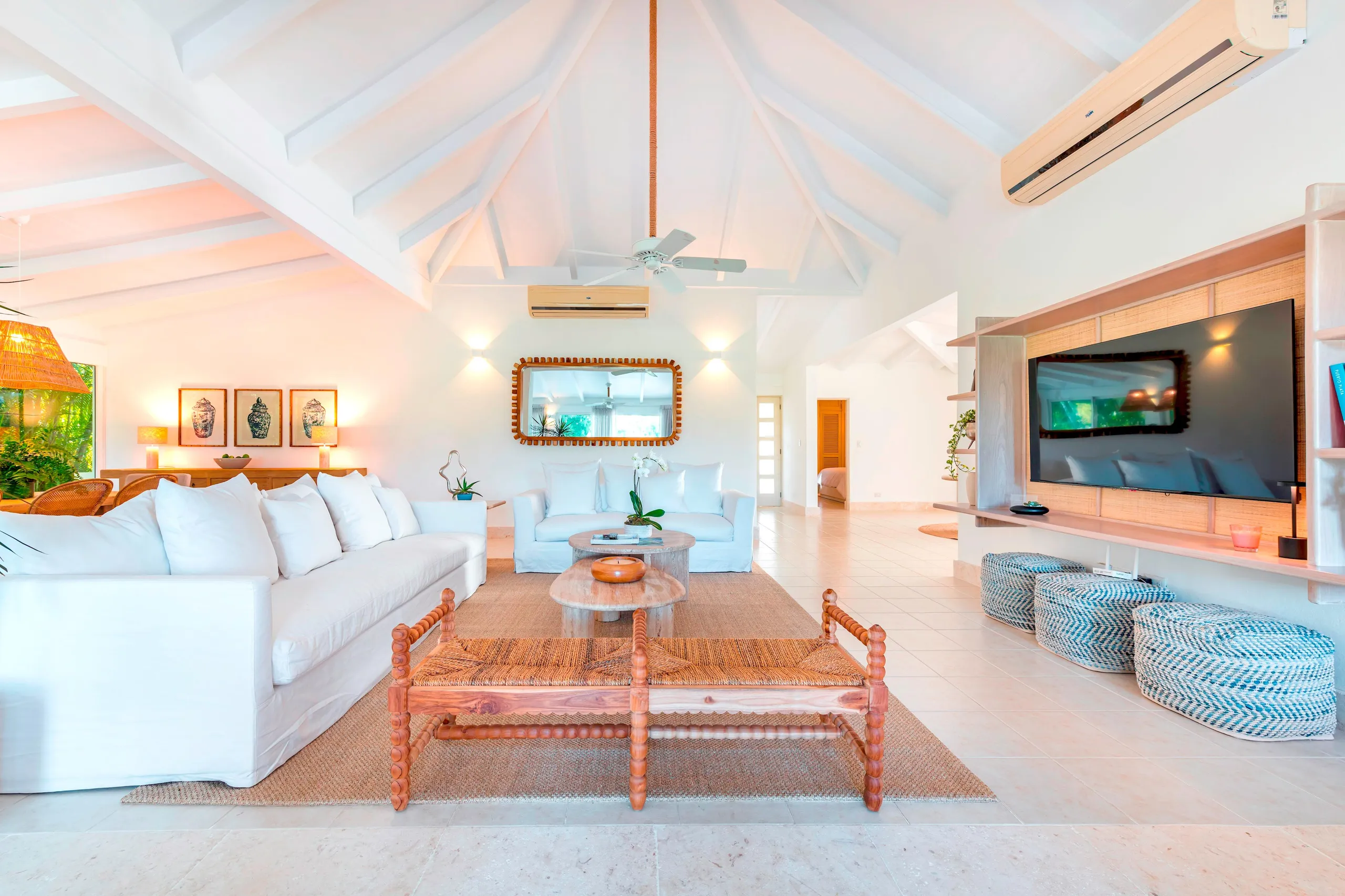 Serene Luxury Retreat with Crystal Pool — photograph 2