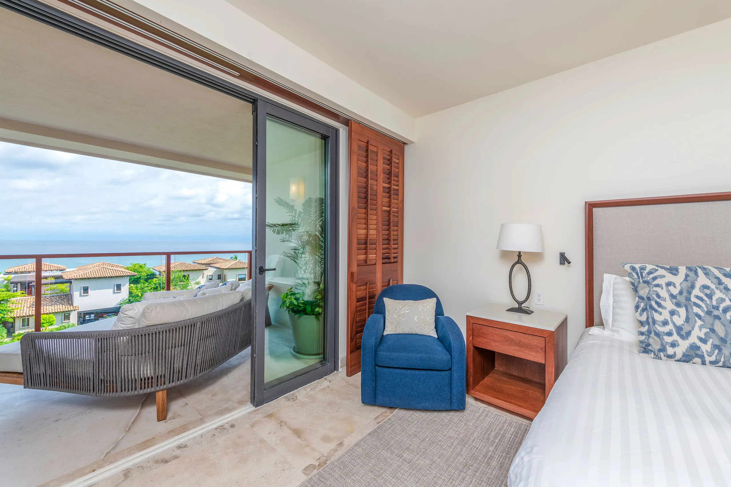 Modern 4-Bedroom Villa with Private Pool and Ocean Views — photograph 9