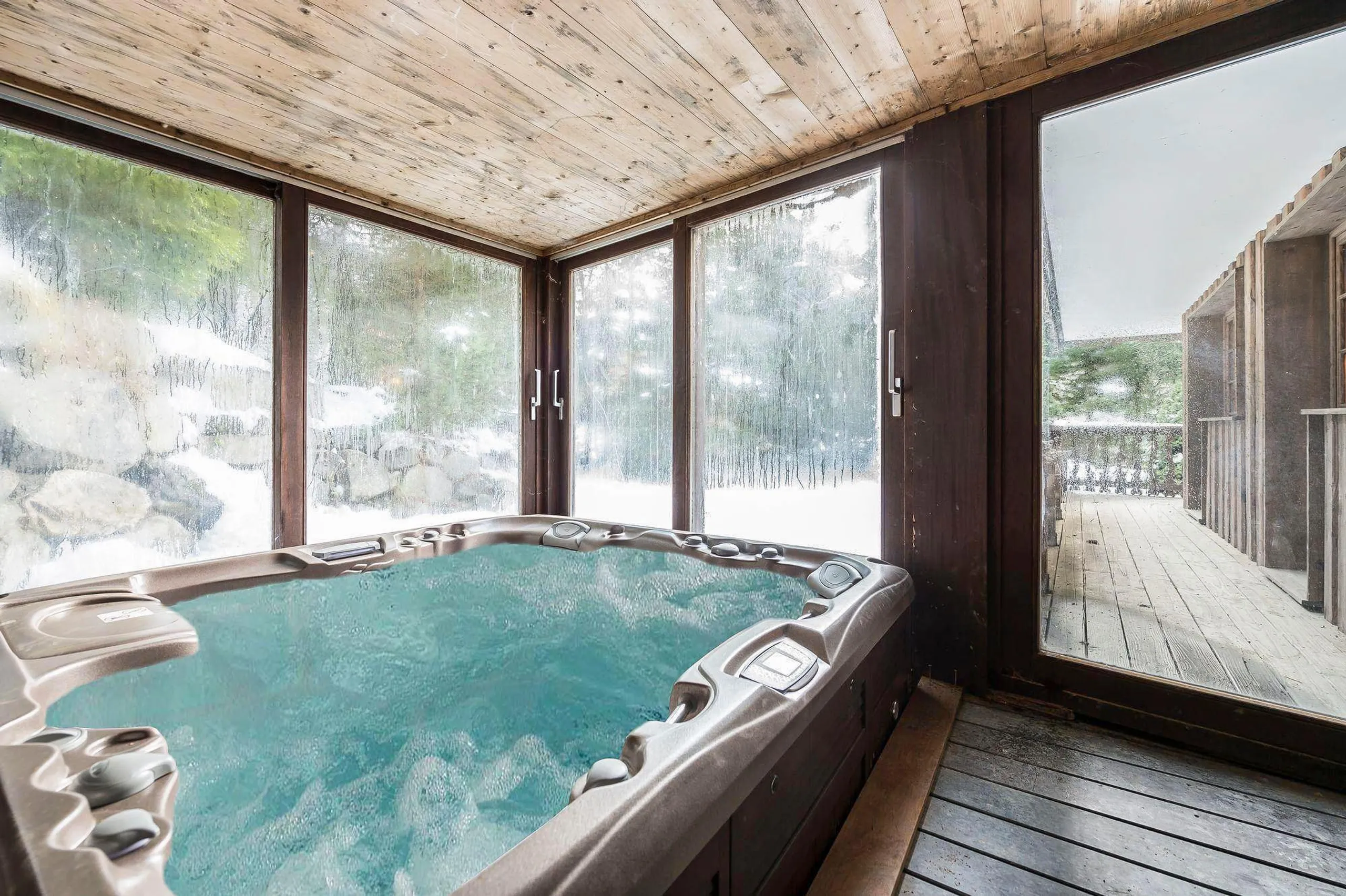 Exquisite 7BR Villa with High-End Amenities and Snowy Mountain Views — photograph 2
