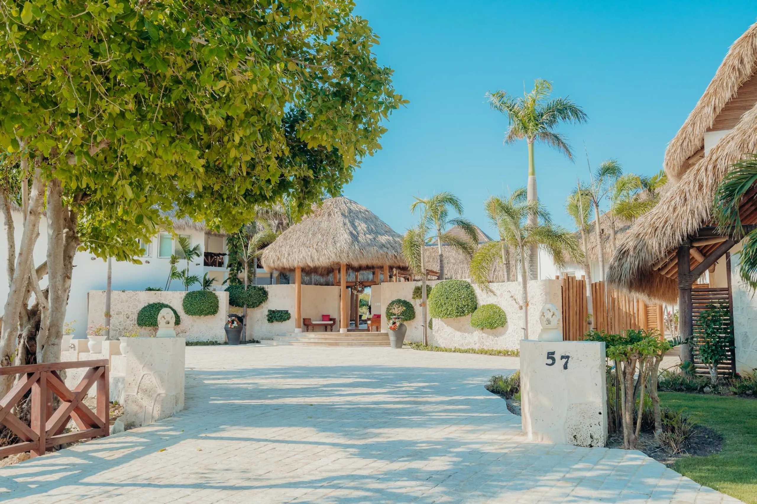 Radiant Punta Cana Estate with Unique Private Pool, Jacuzzi, and Panoramic Views — photograph 9