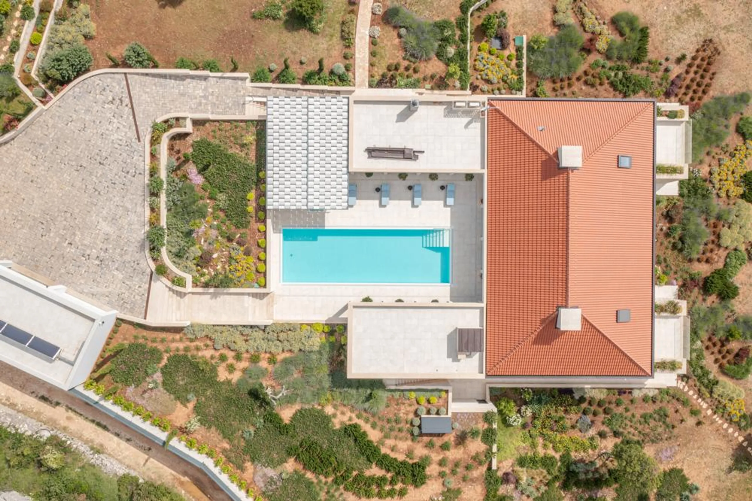 Croatian Paradise Villa with Ocean Views, Infinity Pool, and Historic Charm on Brac Island — photograph 5