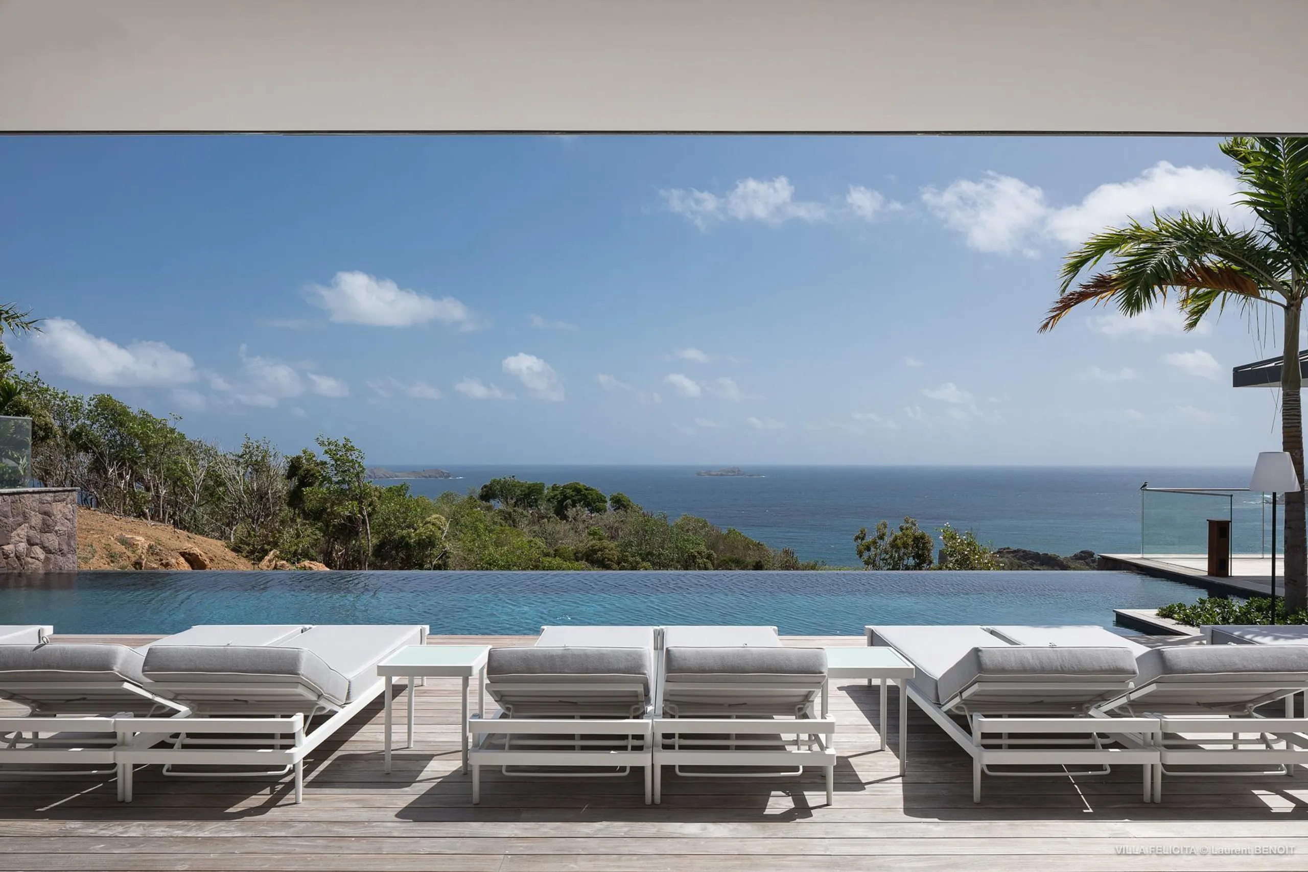 Opulent Paradise Villa with Infinity Pool, Fitness Room and Movie Theater — photograph 3