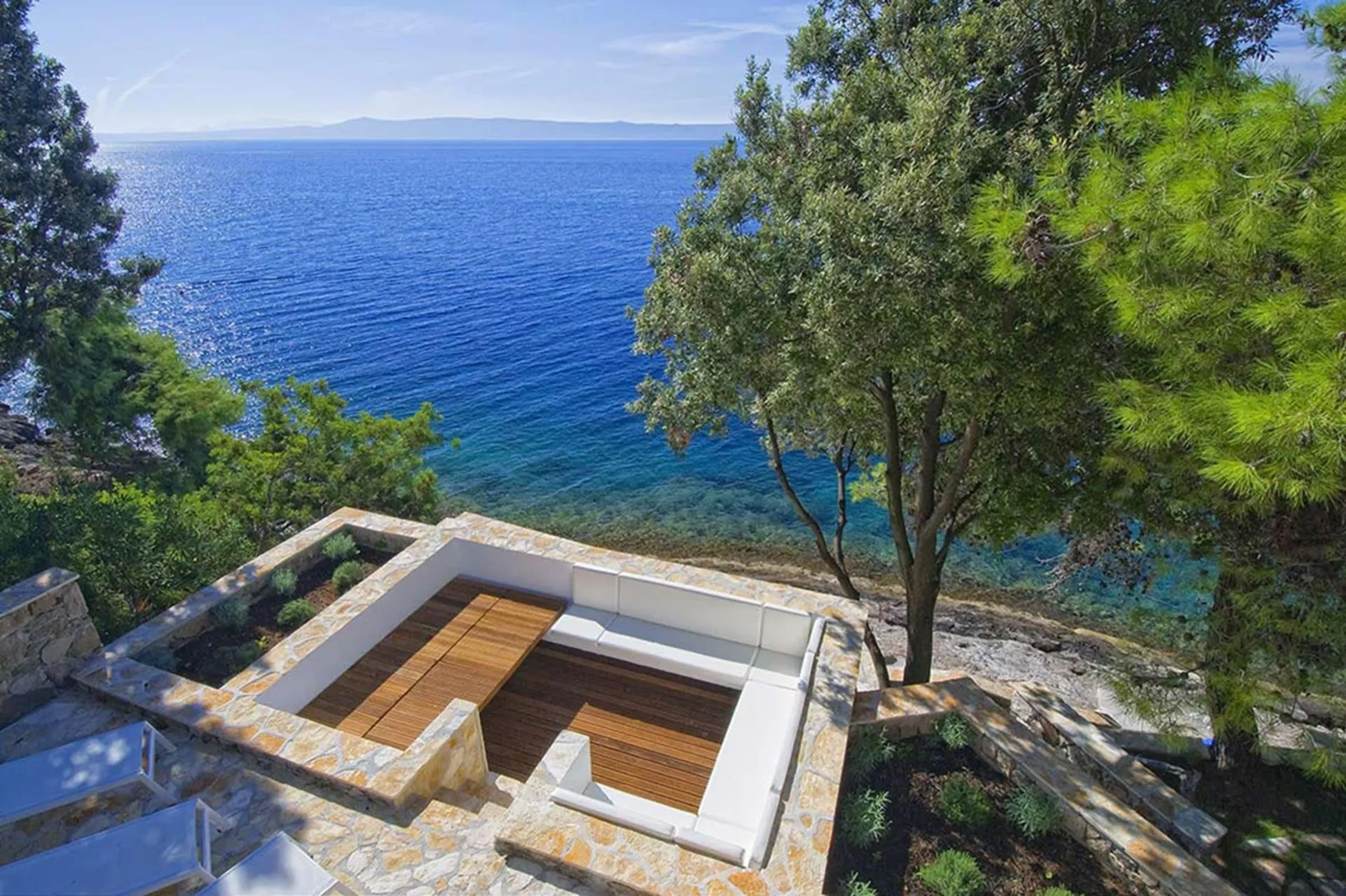 High End Waterfront Villa With Jacuzzi — photograph 3