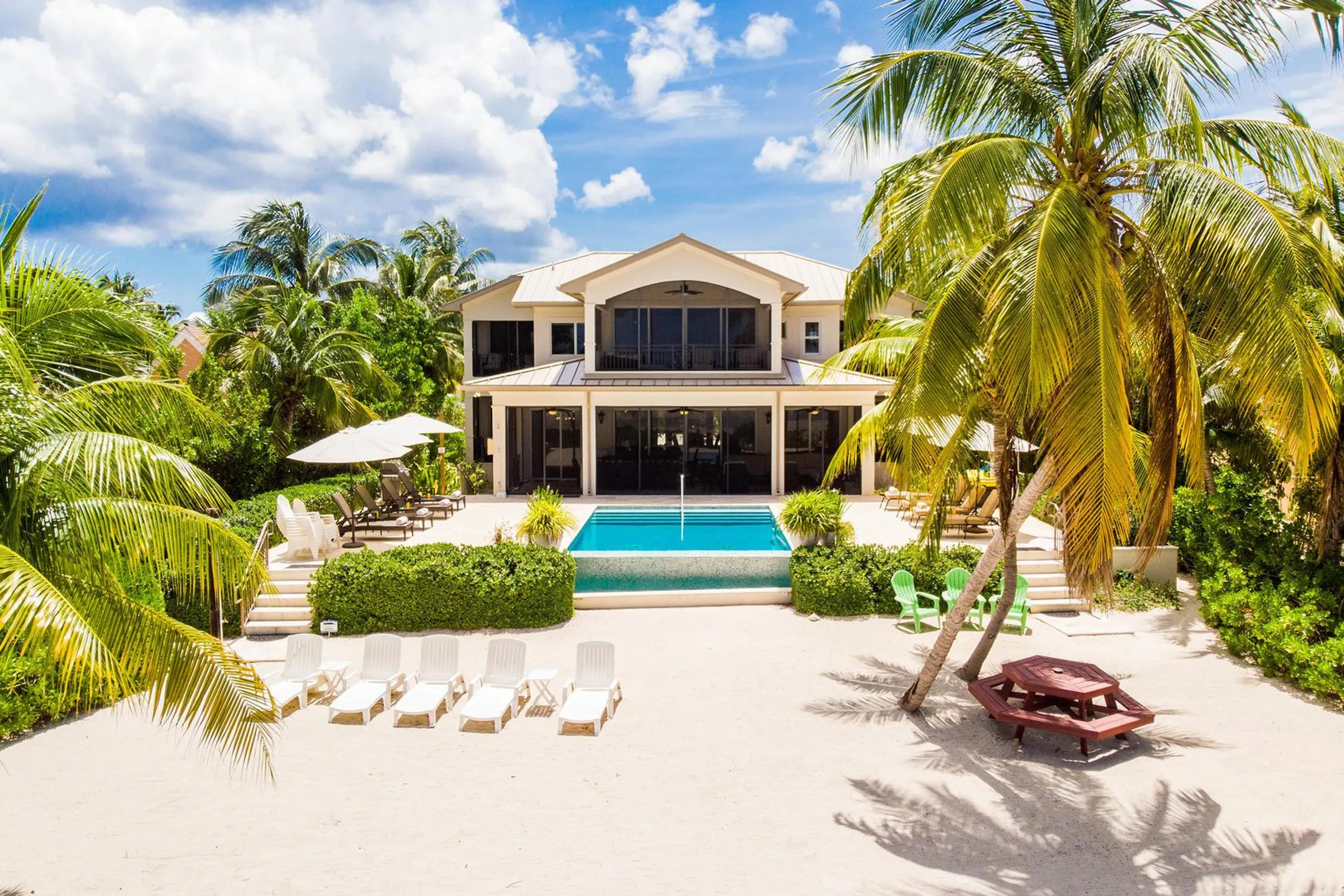 Elegant and Serene Luxe Cayman Beach Front Villa with Private Pool — photograph 2