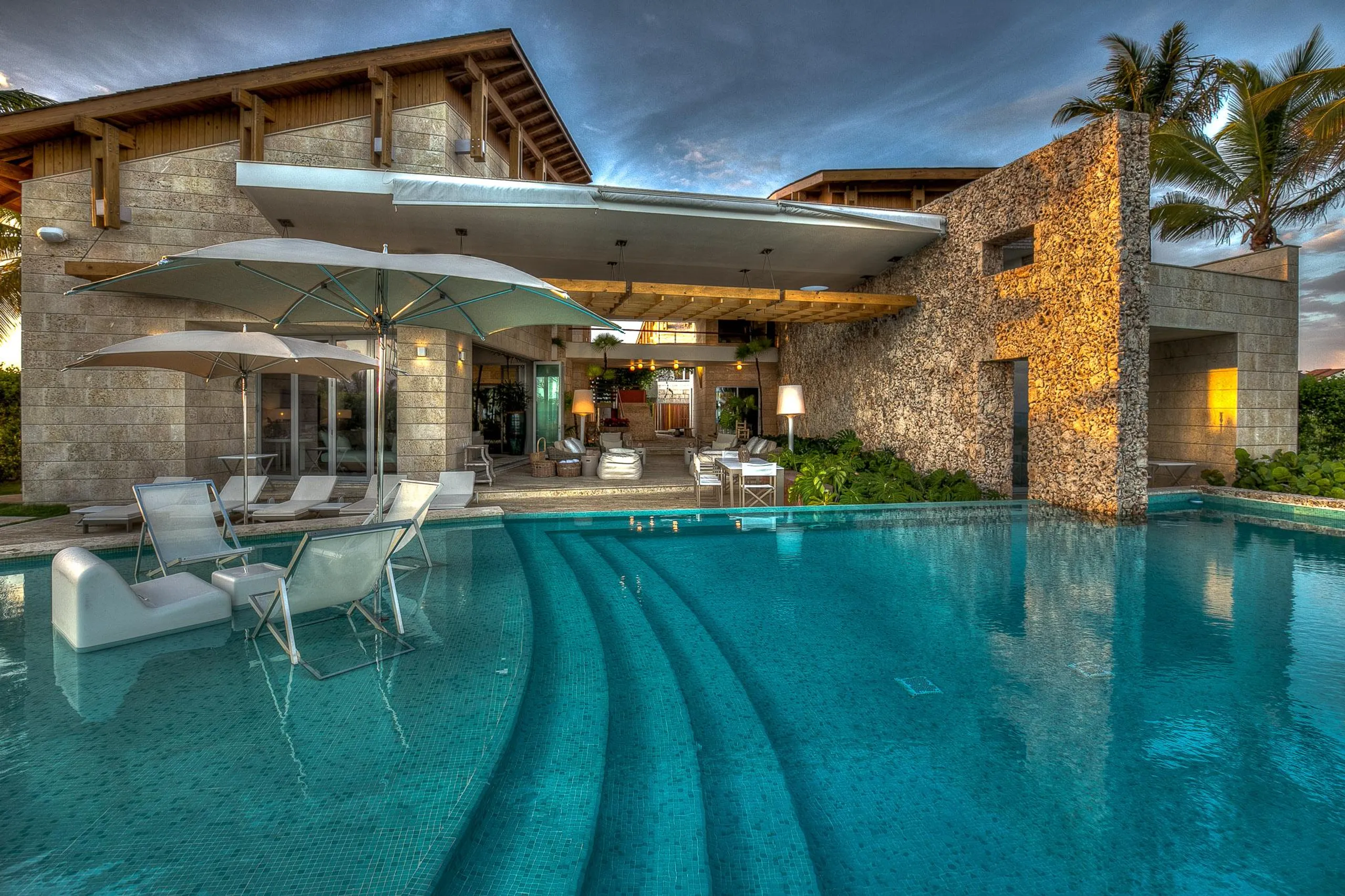 Majestic Six-Bedroom Villa with Pool, Jacuzzi, and Private Beach Access — photograph 4