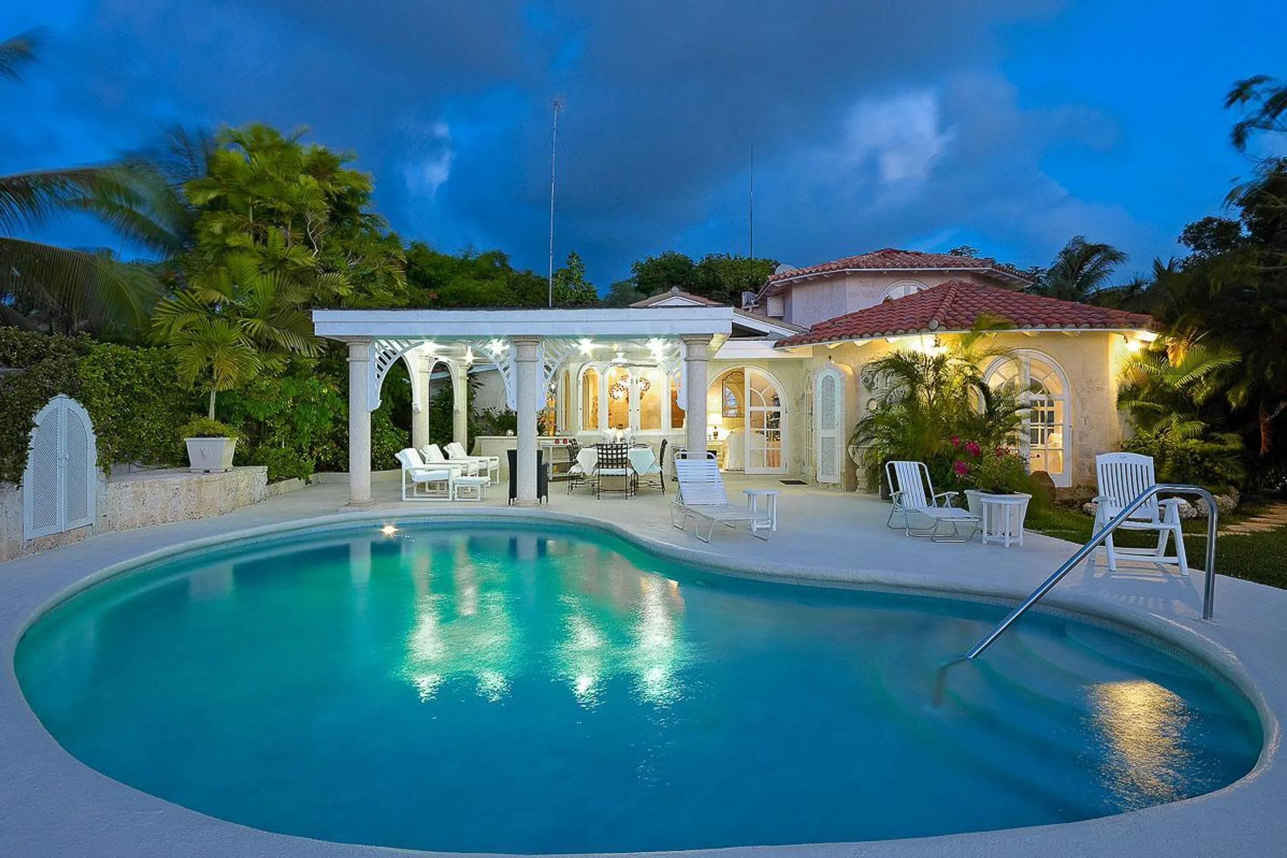 Barbados Magnificient Beachfront Villa with Calming Sea Views — photograph 3