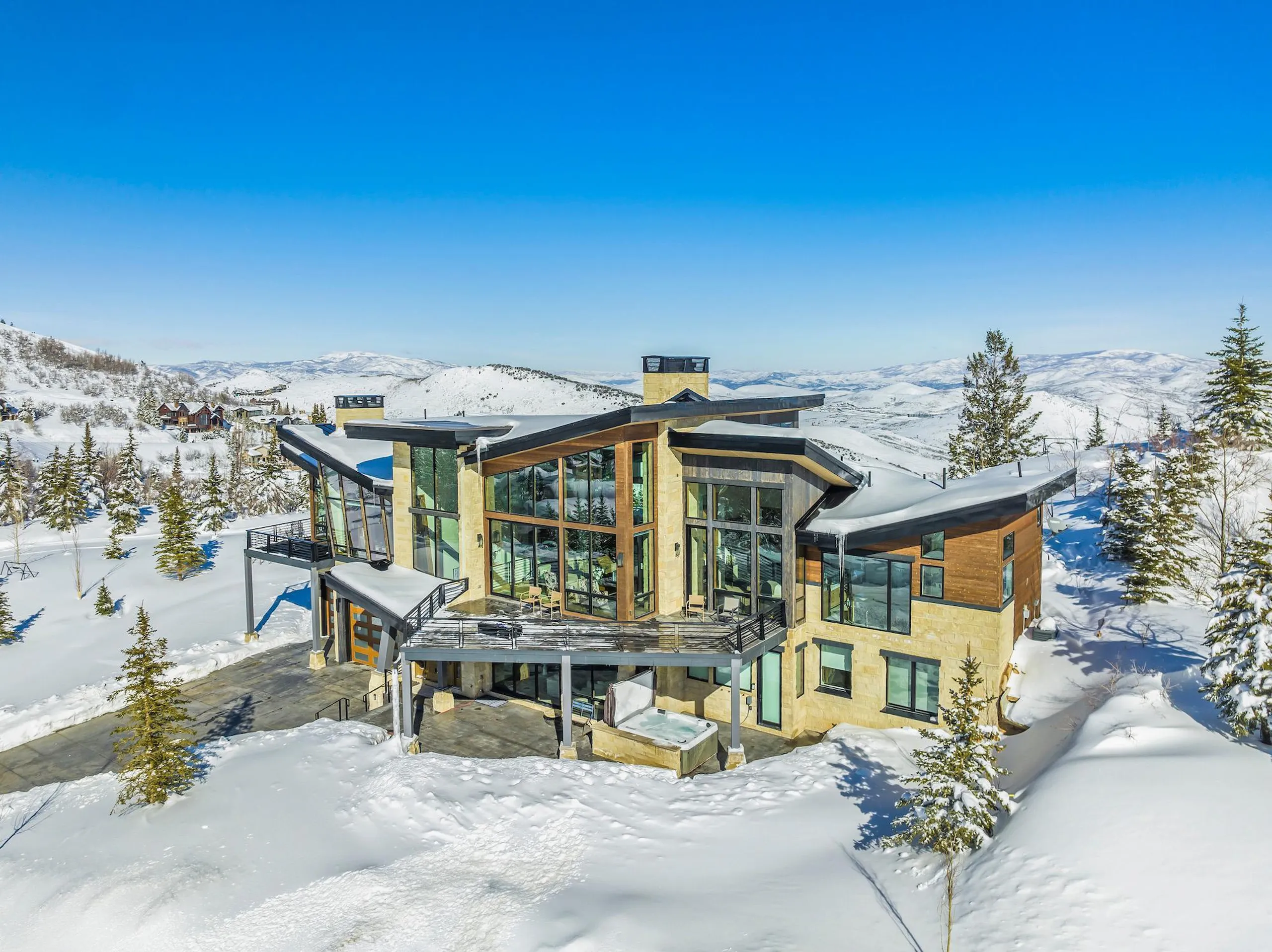 Contemporary Deer Crest Ski In-Ski Out Chalet with Heated Pool and Hot Tub — photograph 2