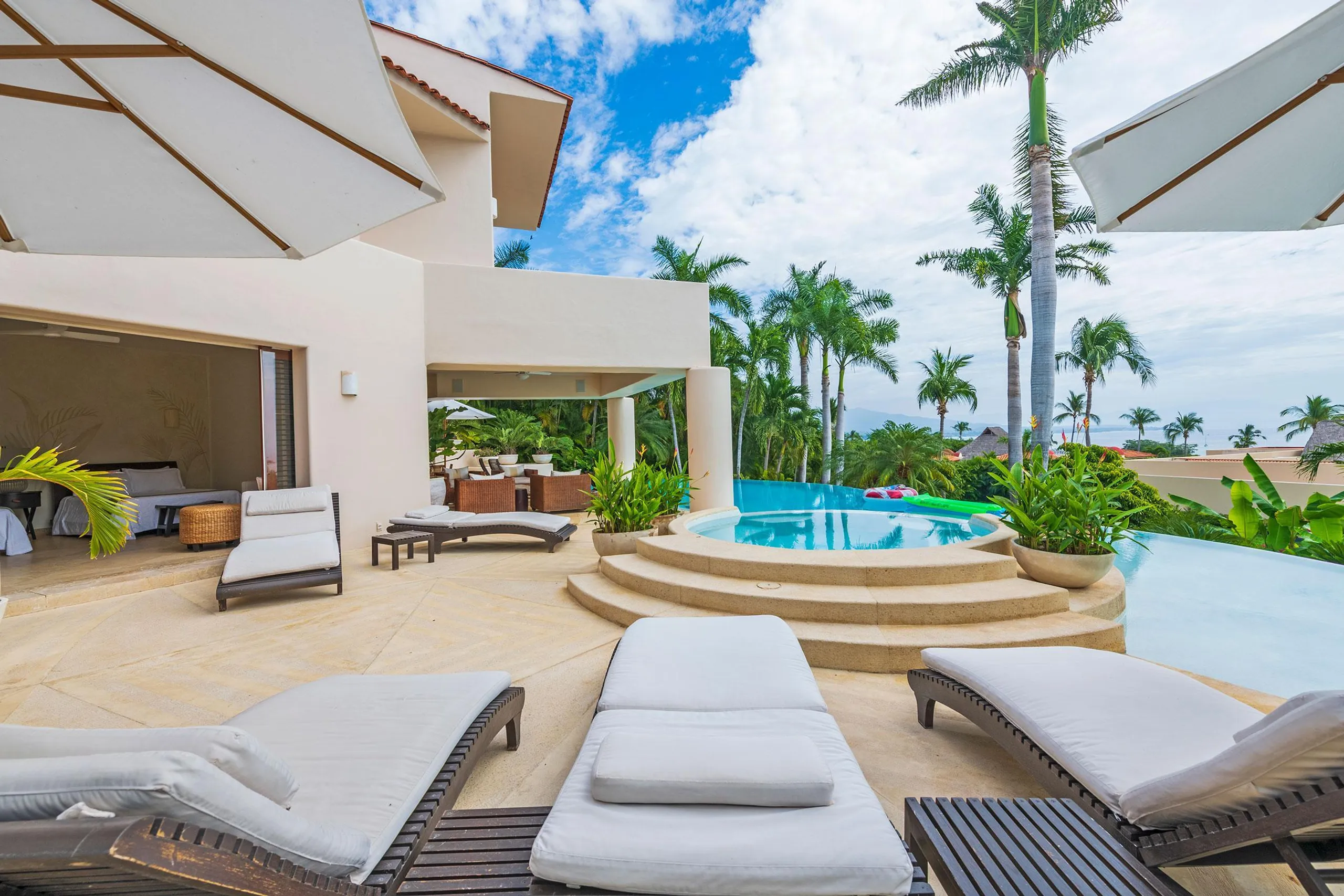 Lush Lagos Del Mar Estate with Infinity Pool and Wonderful Views — photograph 5
