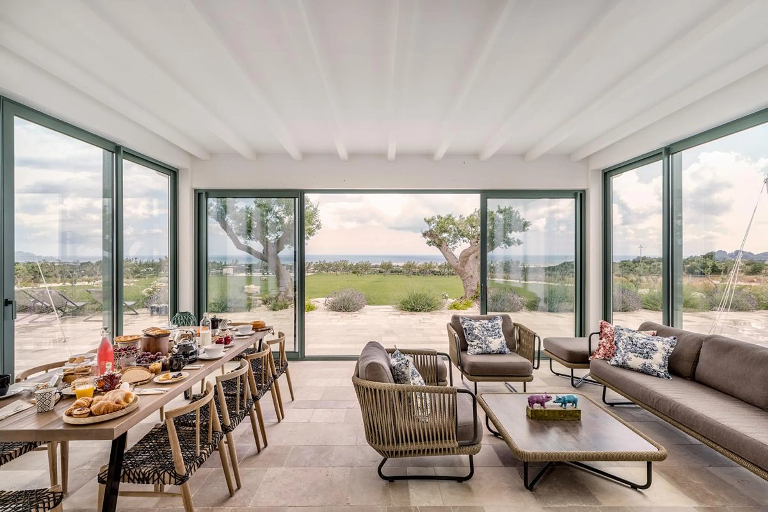 Spectacular Contemporary Villa with Private Pool and Garden Views — photograph 6
