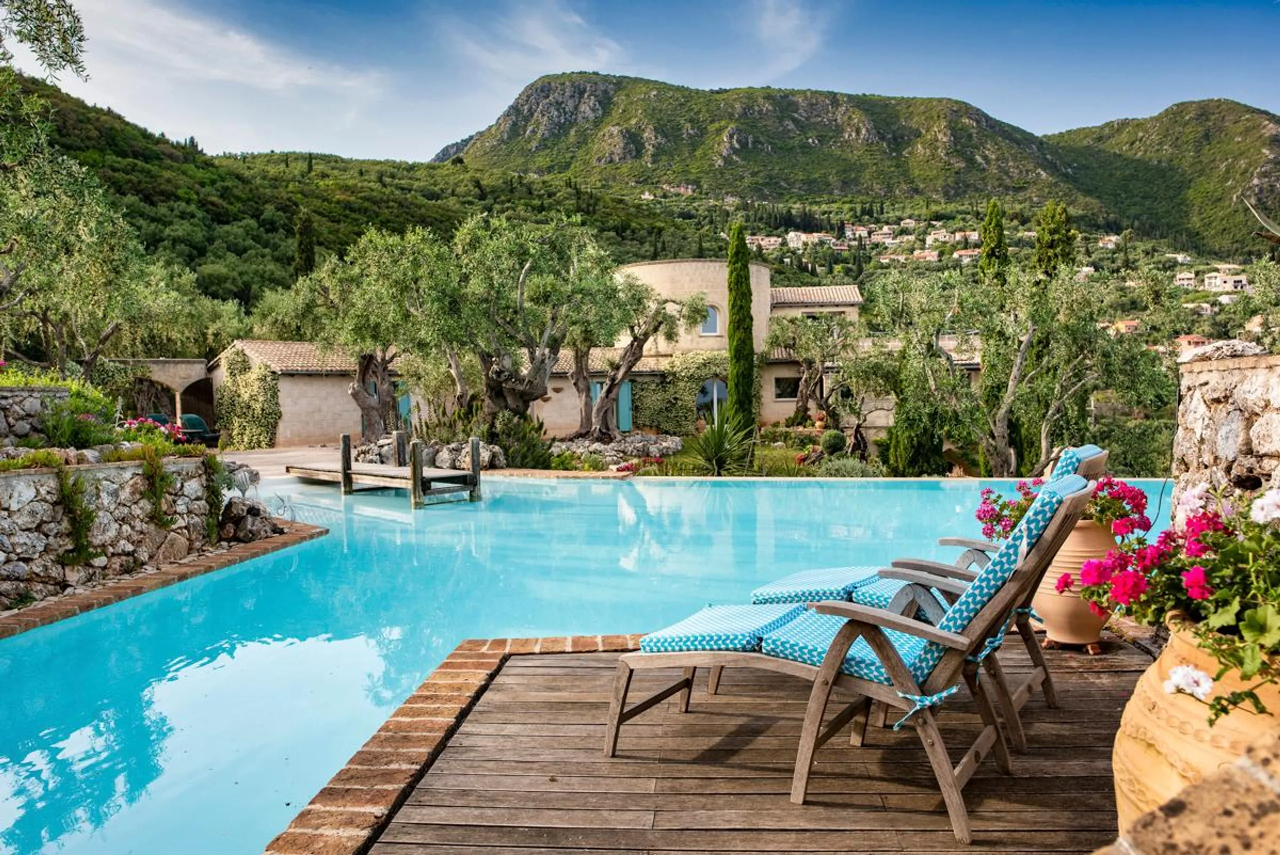 Enchanting Contemporary Villa with Infinity Pool and Dazzling Coastline Views — photograph 2
