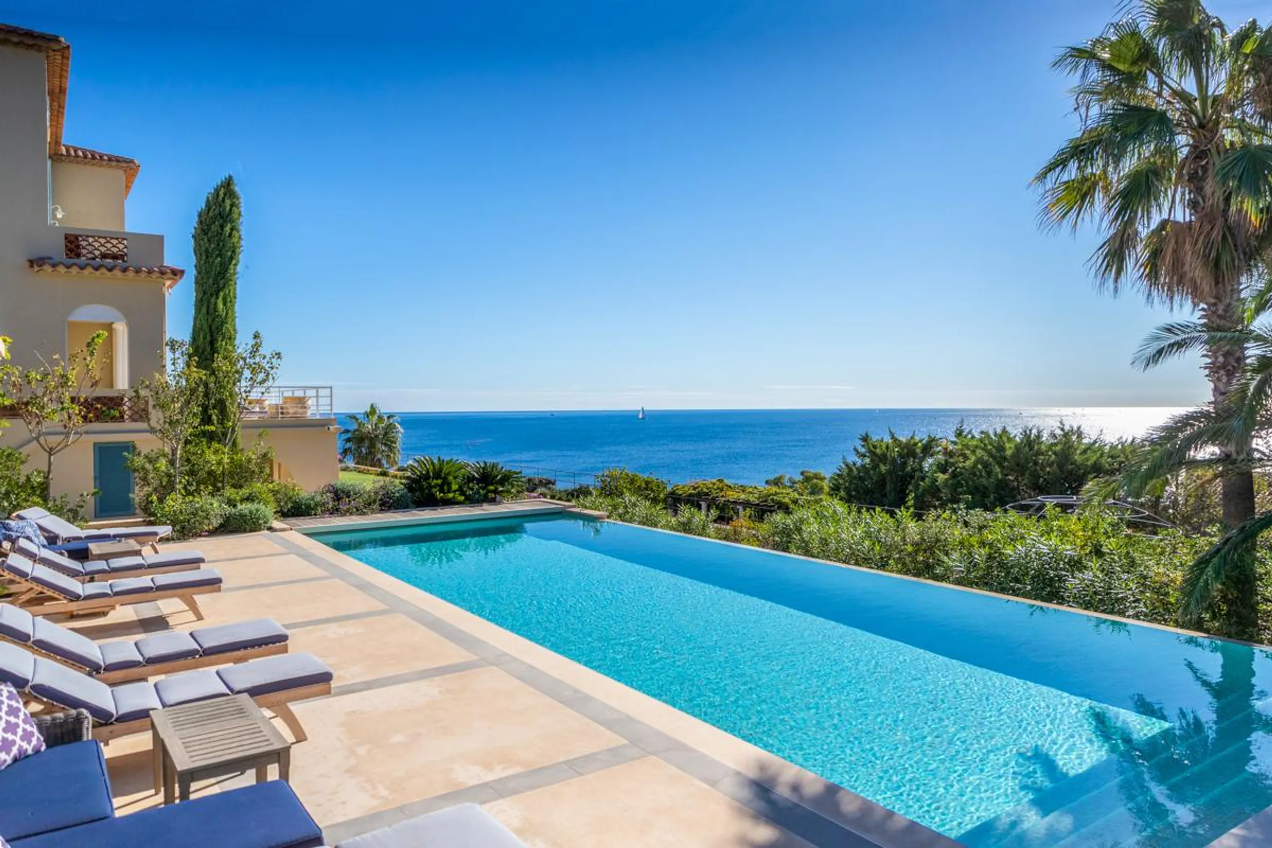 Elegantly Appointed 9-Bedroom Villa Expansive Gardens, Infinity Pool & Stunning Sea Views — photograph 6