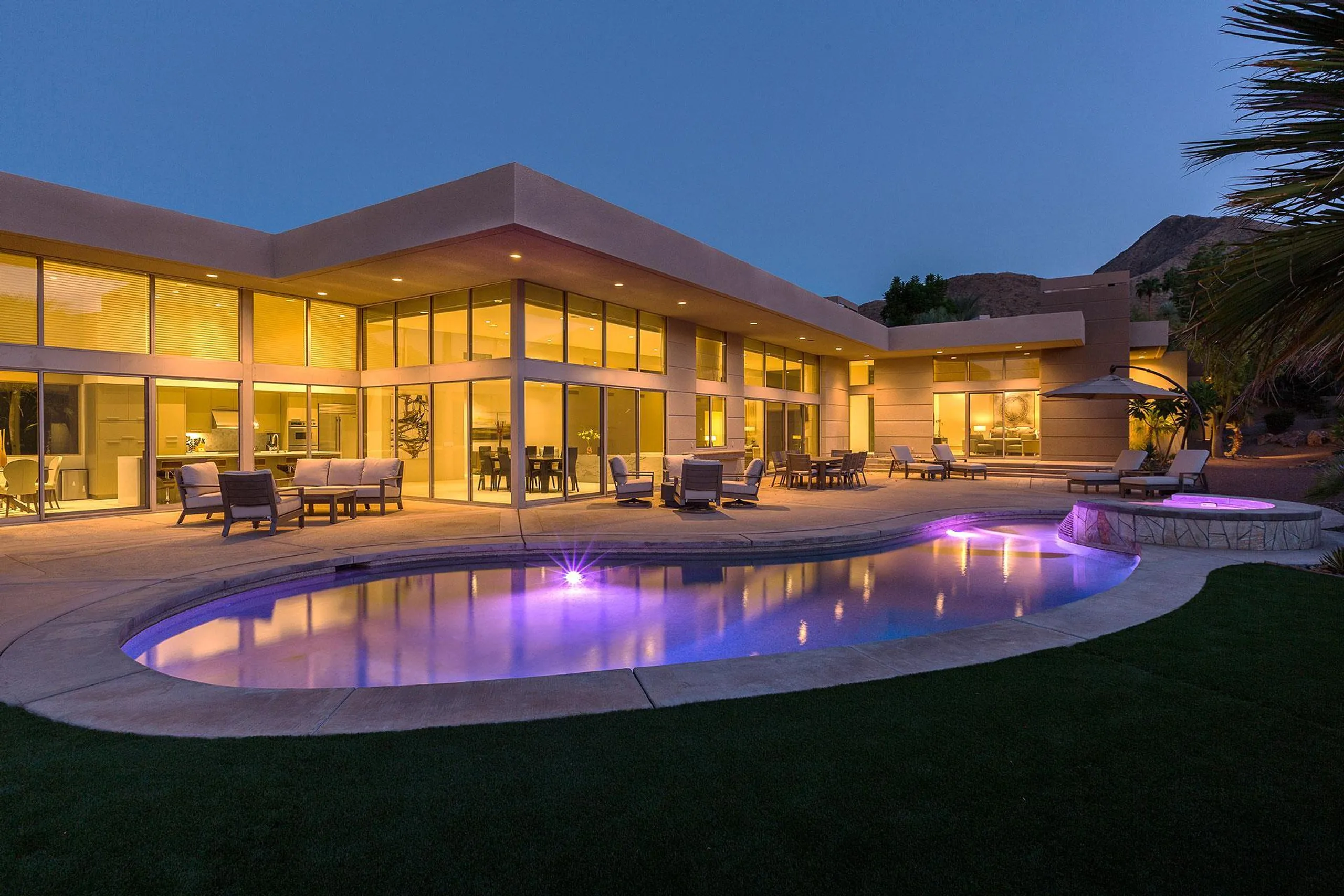 Modern Luxury Villa with Private Pool and Sweeping Views — photograph 2