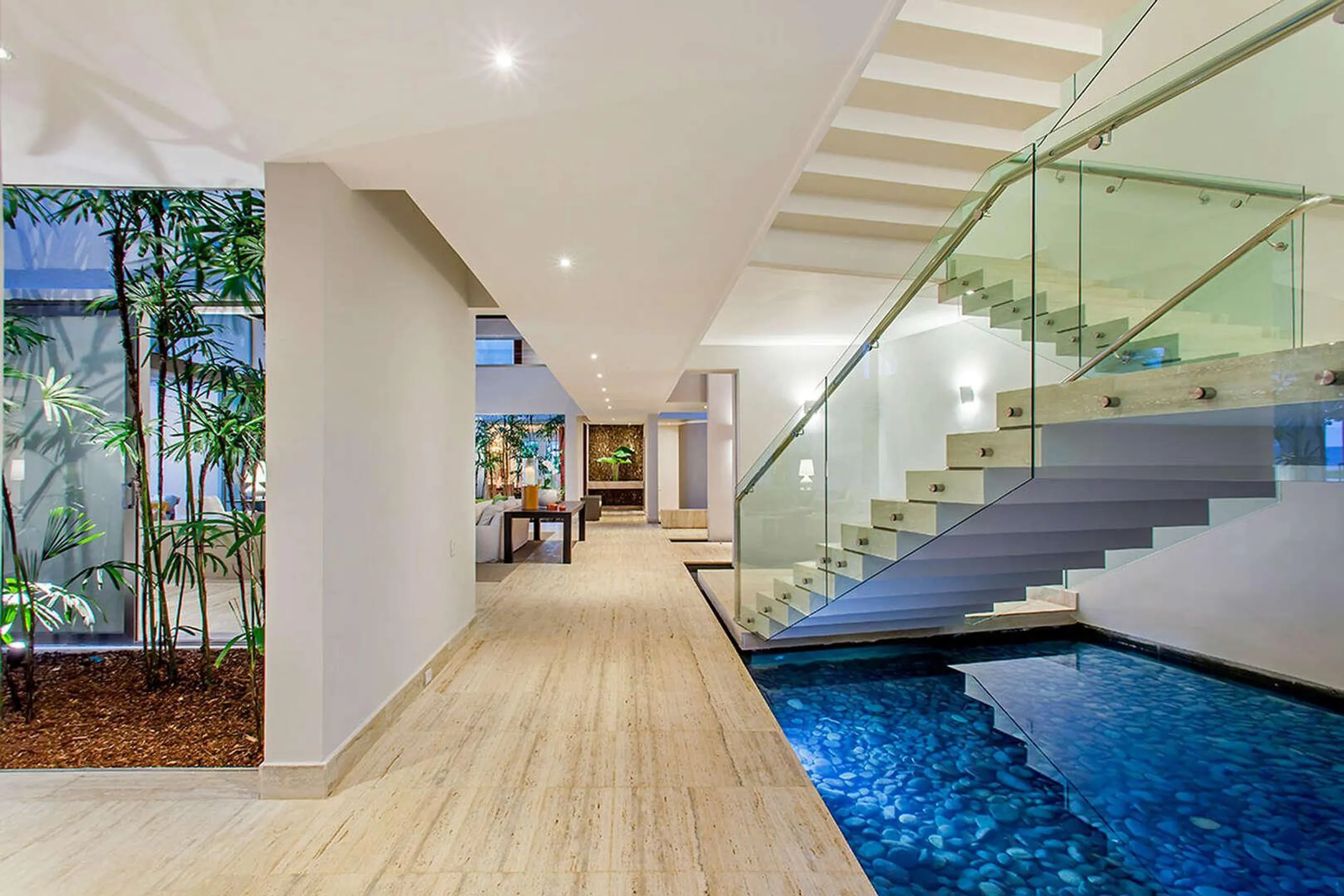 Elegant Contemporary Beach Estate with Private Pool — photograph 4