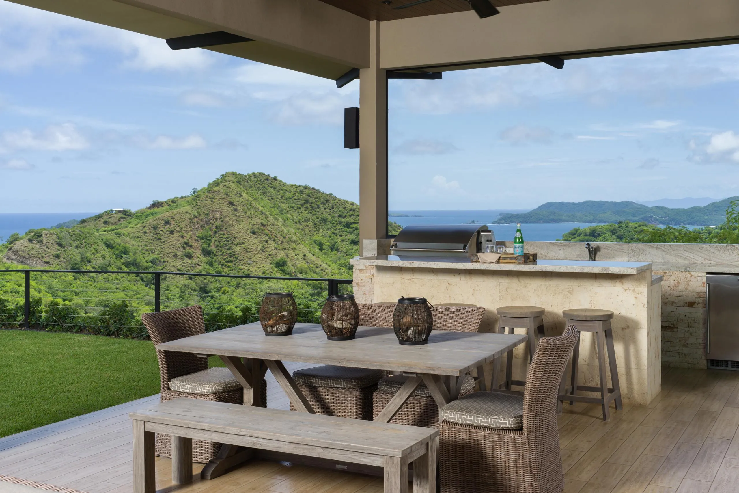 Majestic Oceanview Villa with Infinity Pool, Movie Theater, and Game Room — photograph 8
