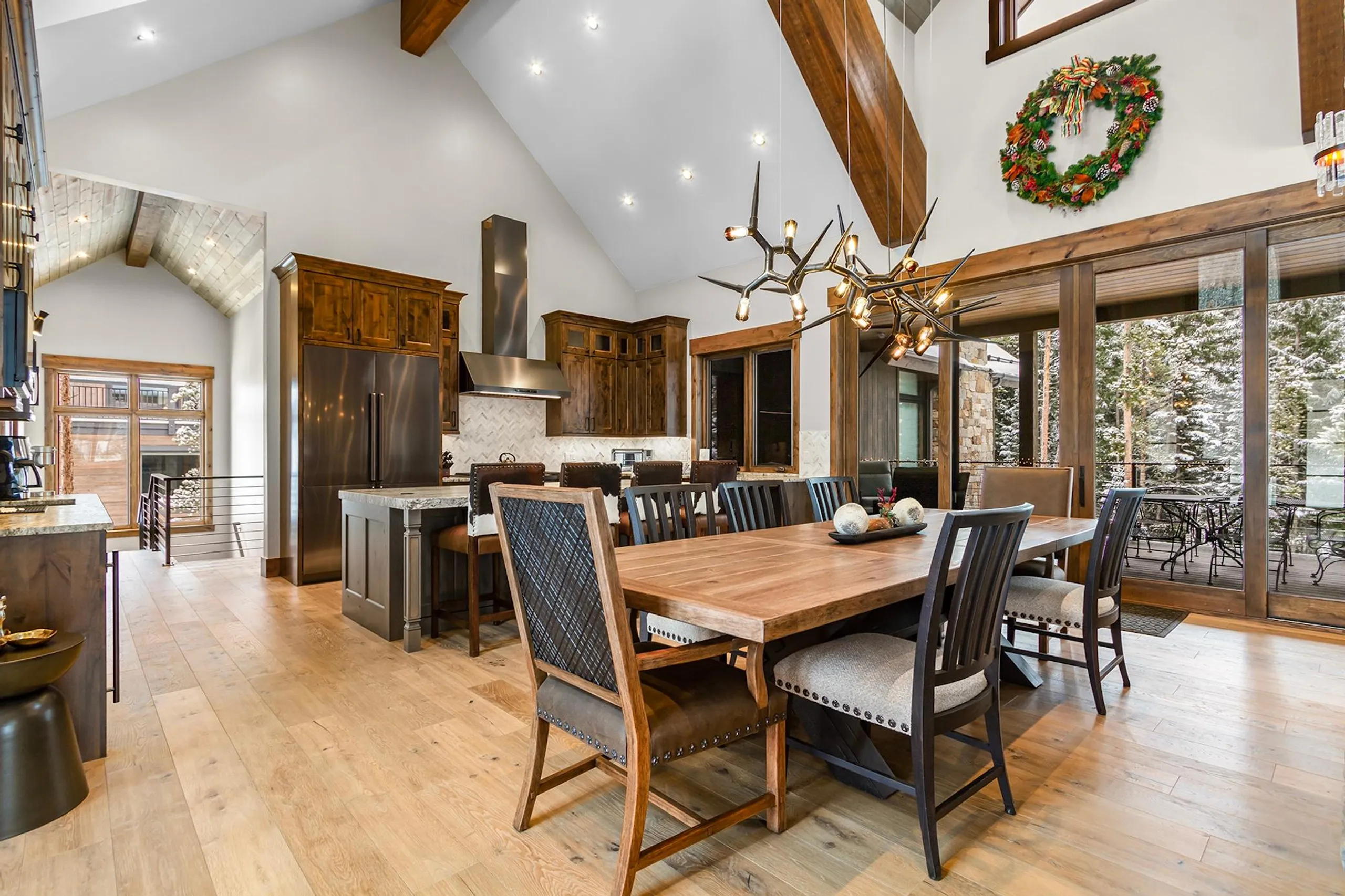 Ultimate Ski-Inspired Villa with Hot Tub, Mountain Views, and Near Ski Slopes — photograph 6