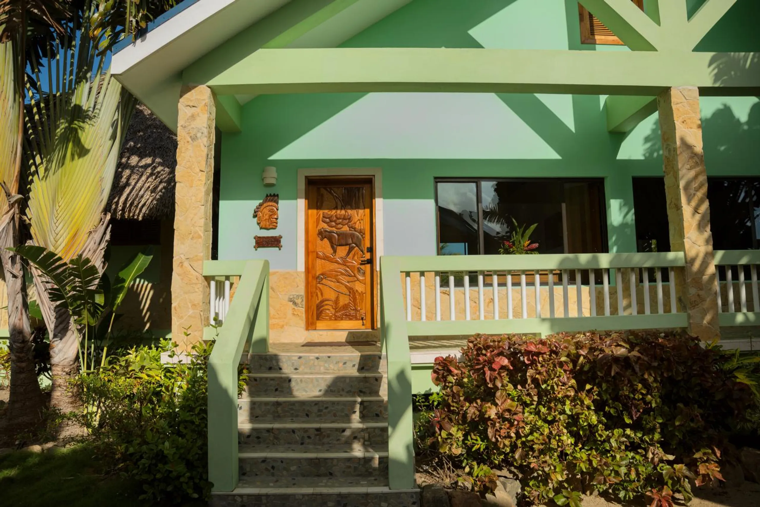 Exquisite Island Villa with Pool and Private Beach — photograph 6