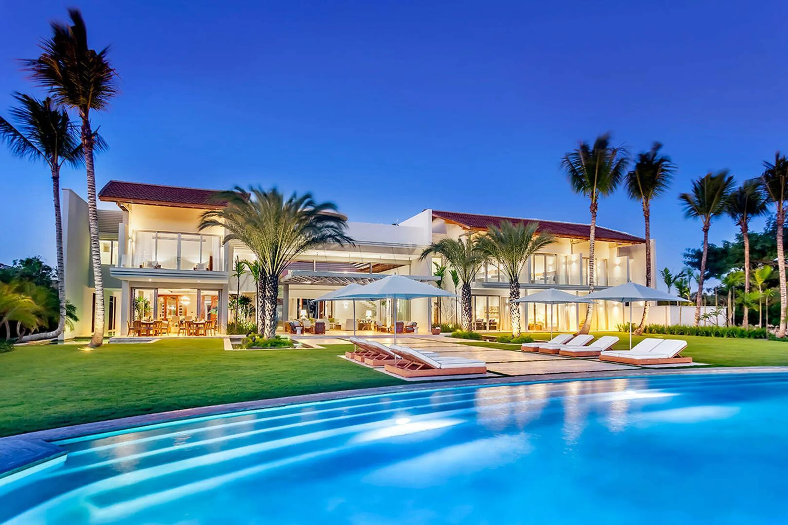 Elegant Contemporary Beach Estate with Private Pool — photograph 6