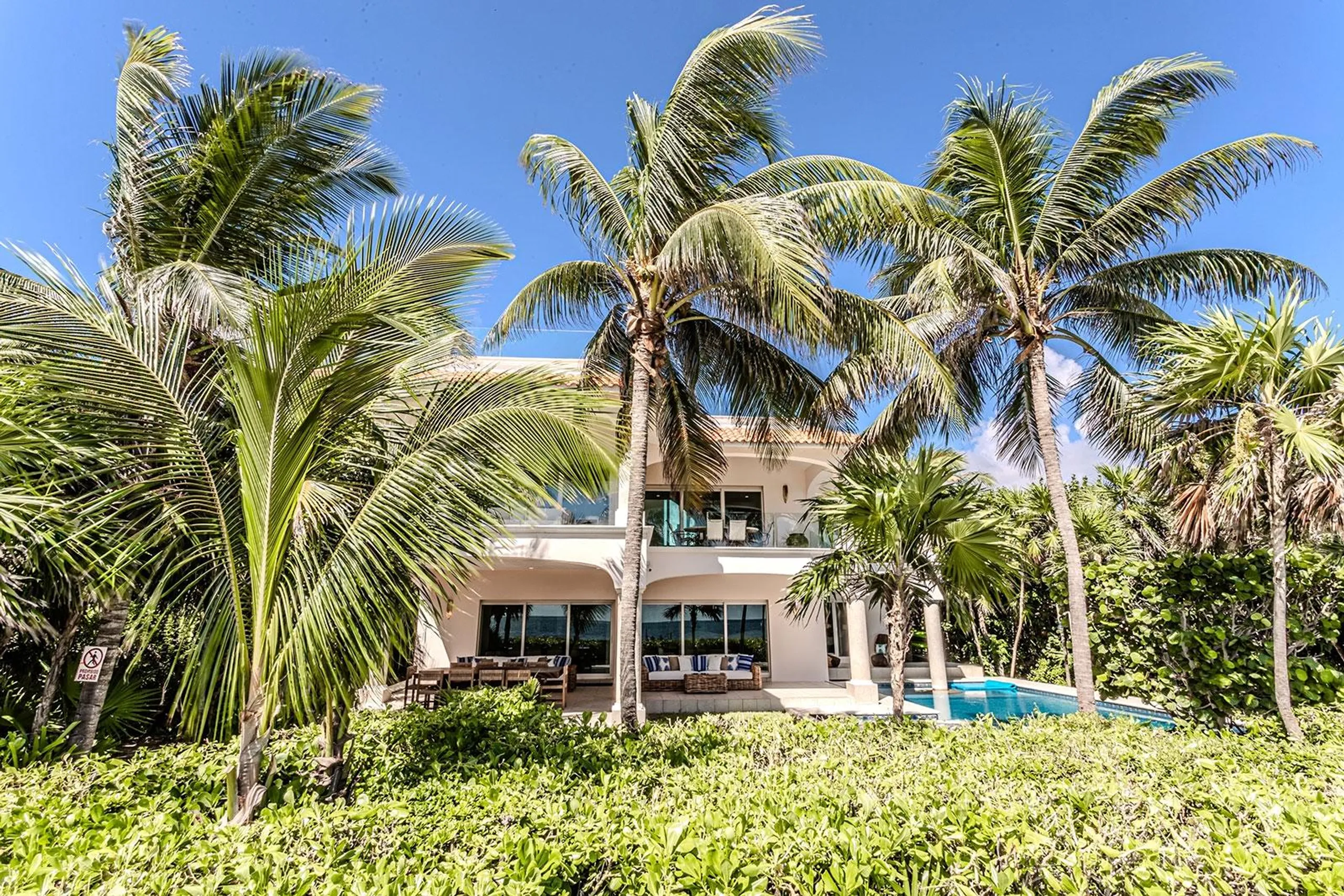 Rustic-Chic Oceanfront Villa with Pool Tables, Jacuzzi, and Direct Beach Access — photograph 3