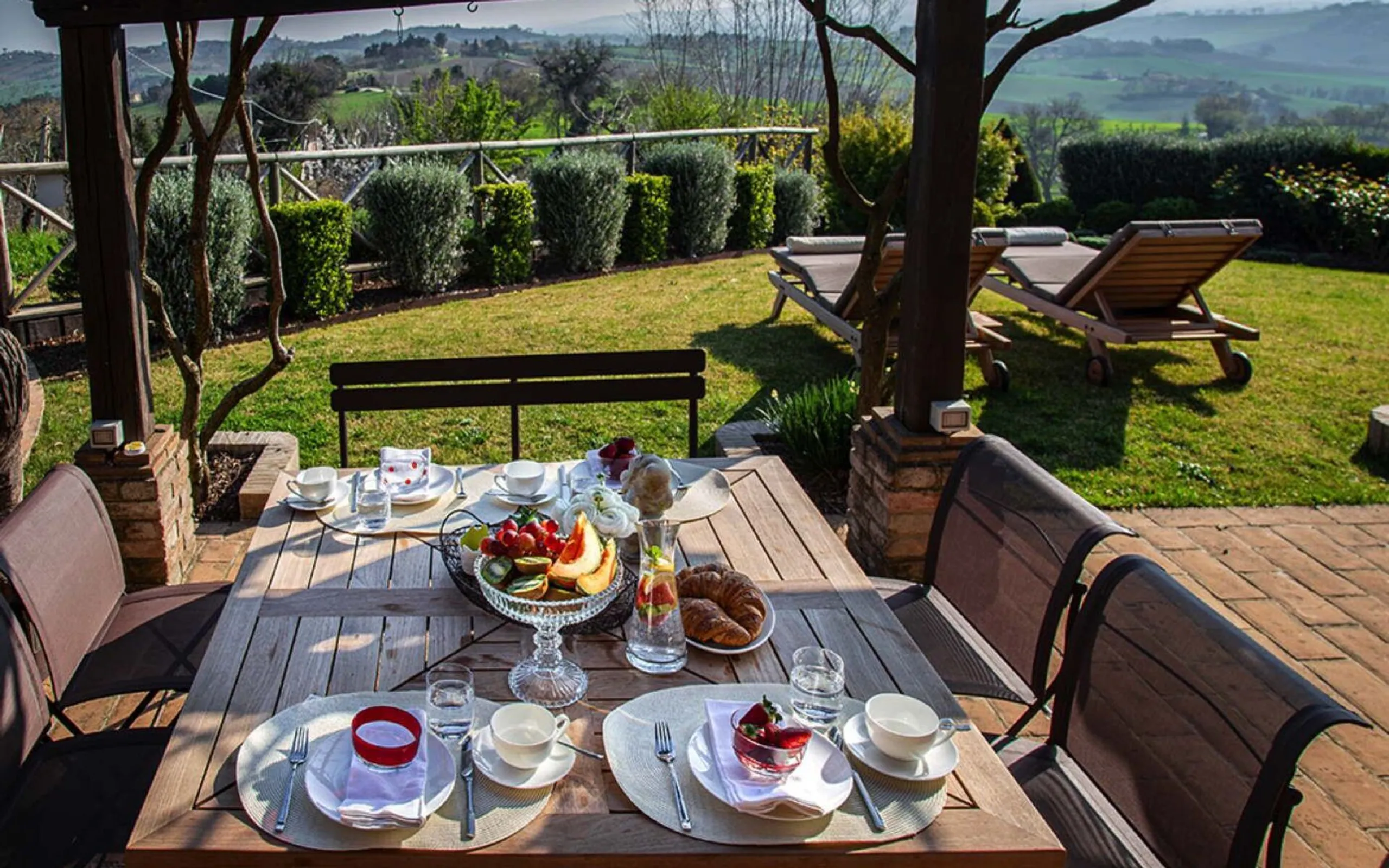 Calming Marchean Villa with Pool and Breathtaking Views Over the Beautiful Rolling Hills to the Sea in the Distance — photograph 5