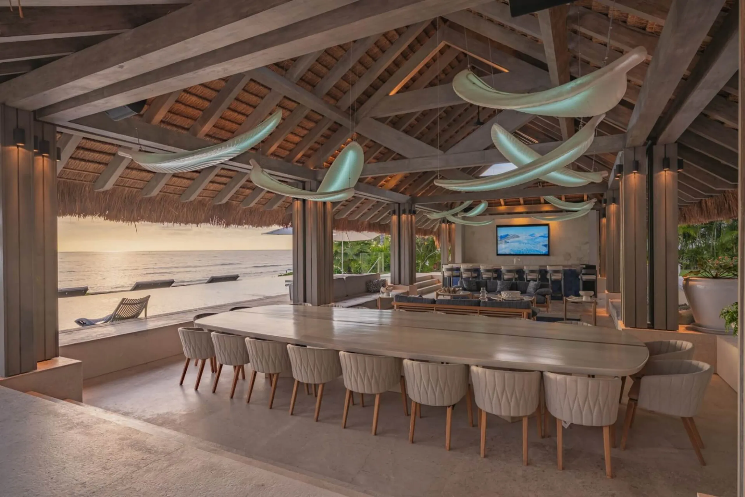 Oceanfront Luxury Estate with Infinity Pool, Theater, Bowling Alley & Spa — photograph 9