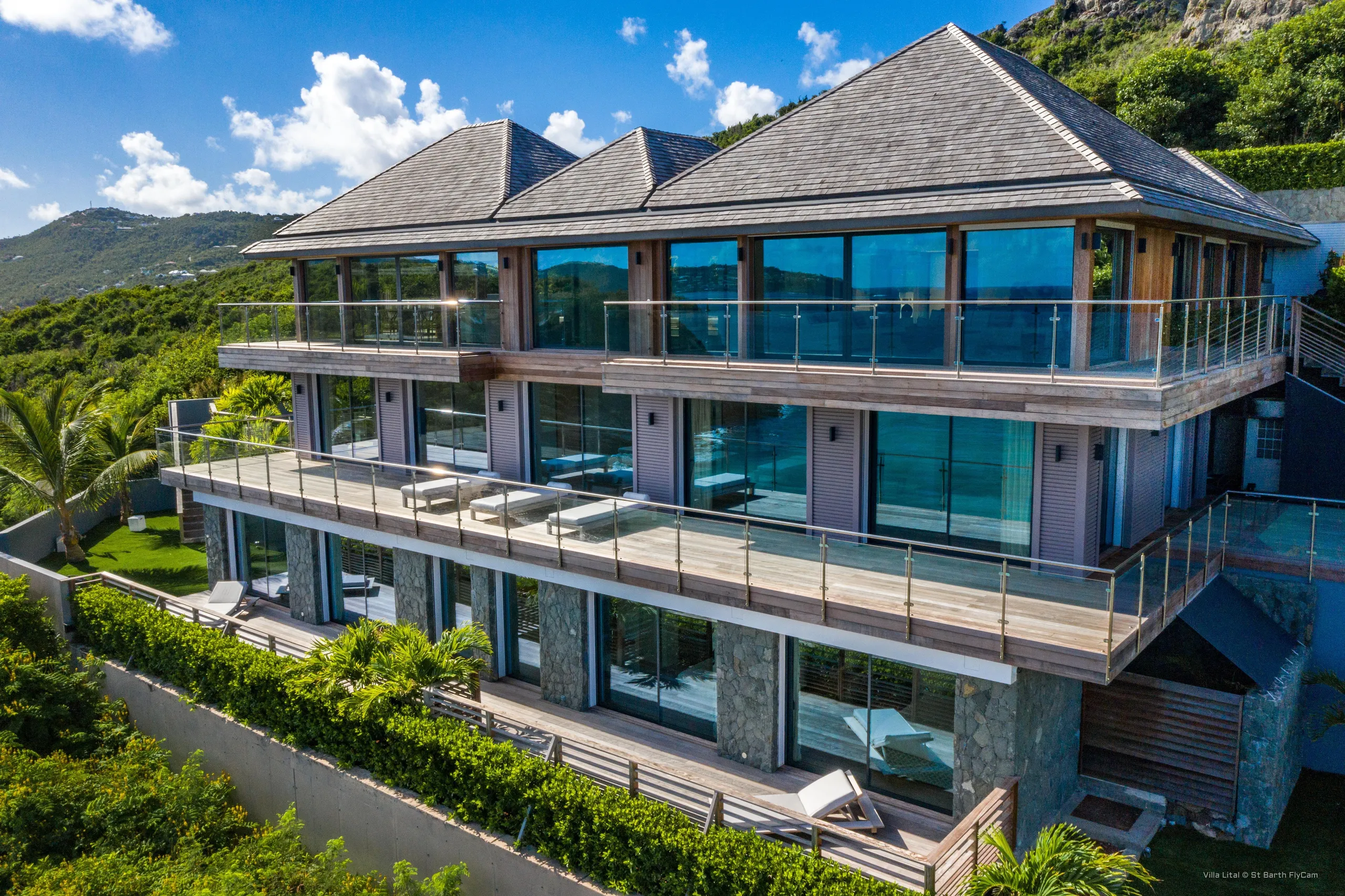 Palatial Beachfront Villa with Private Pool and Luxury Gazebo — photograph 3