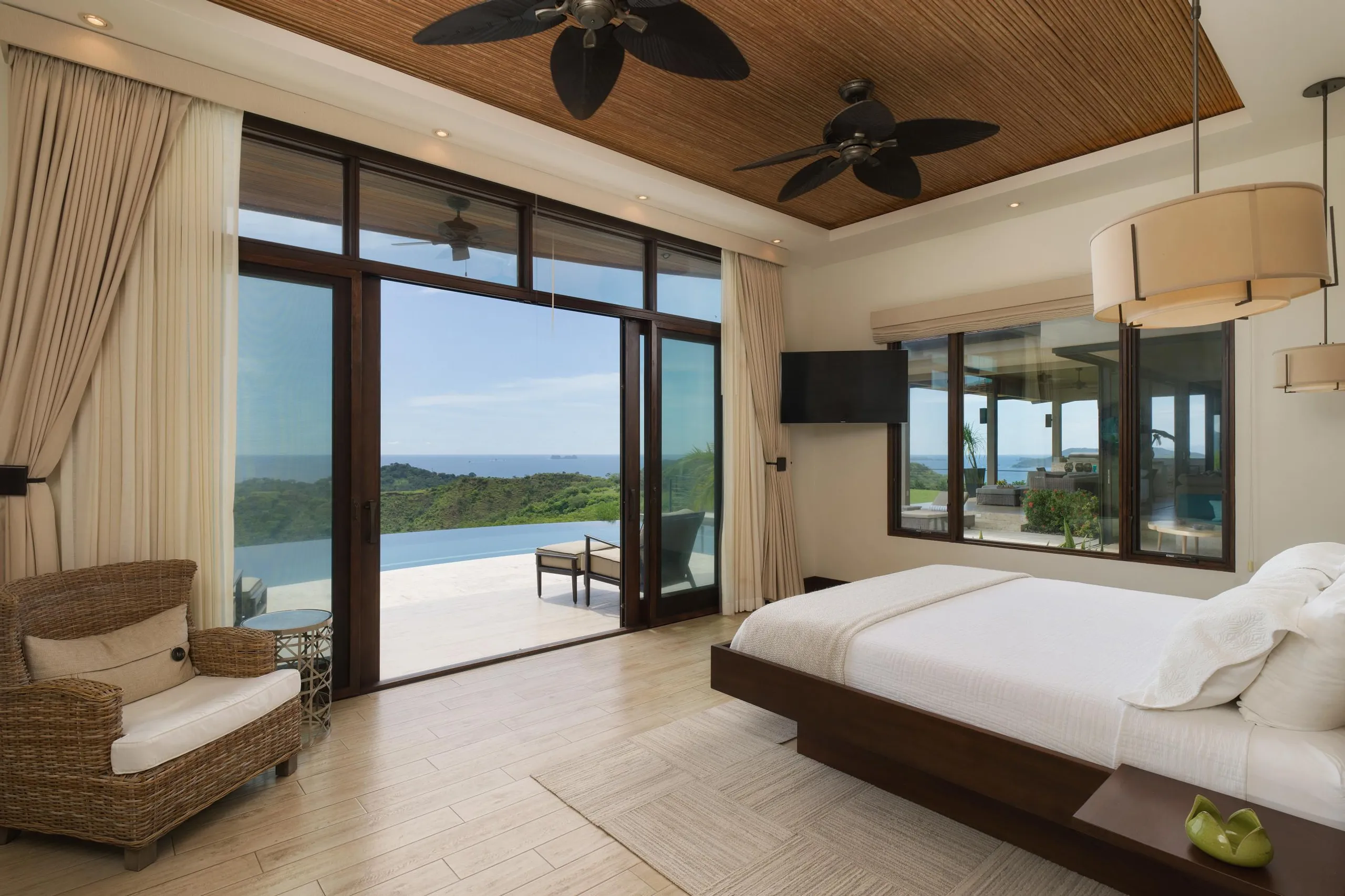 Majestic Oceanview Villa with Infinity Pool, Movie Theater, and Game Room — photograph 6