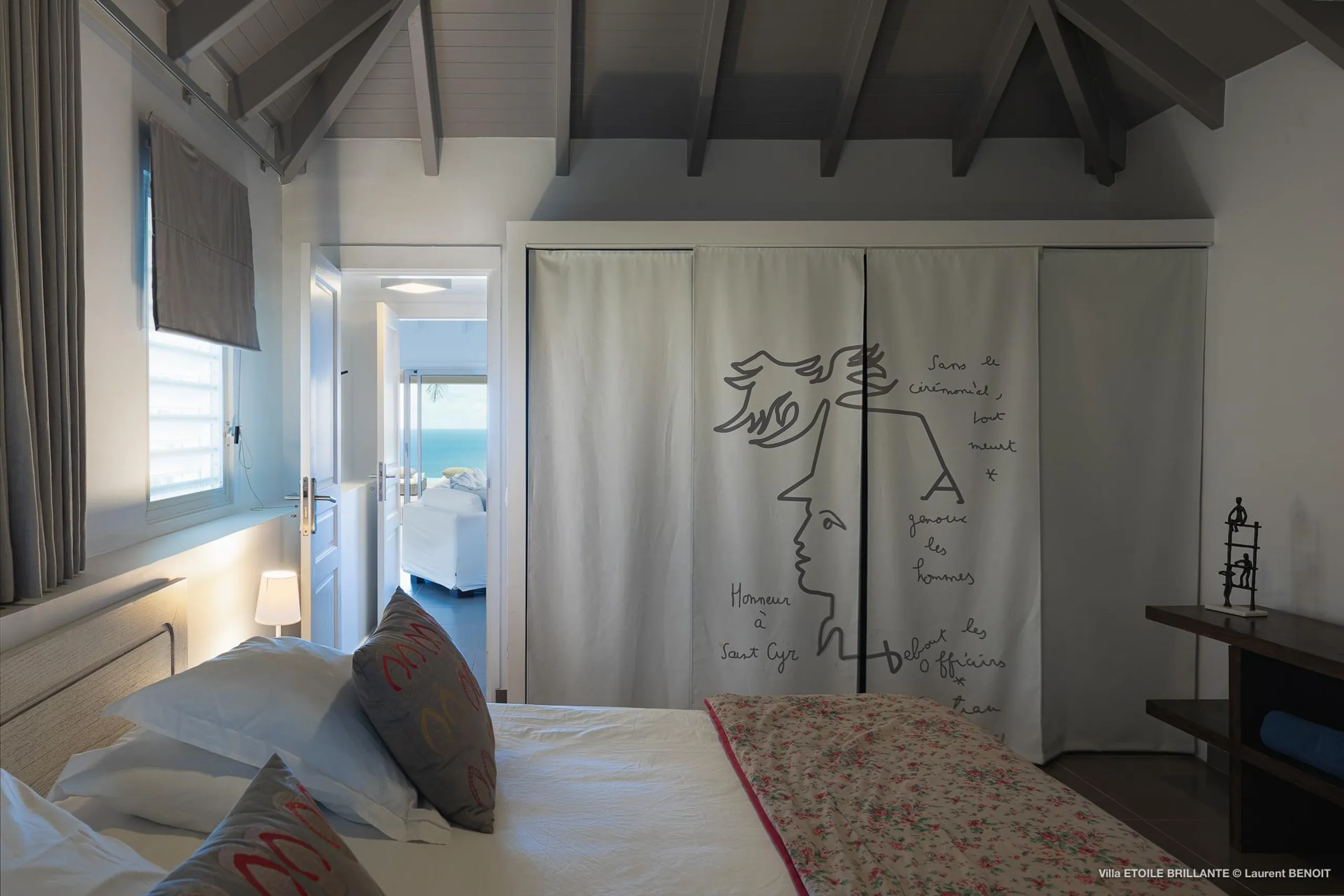 Chic Seaview Villa with Infinity Pool and Jacuzzi — photograph 9