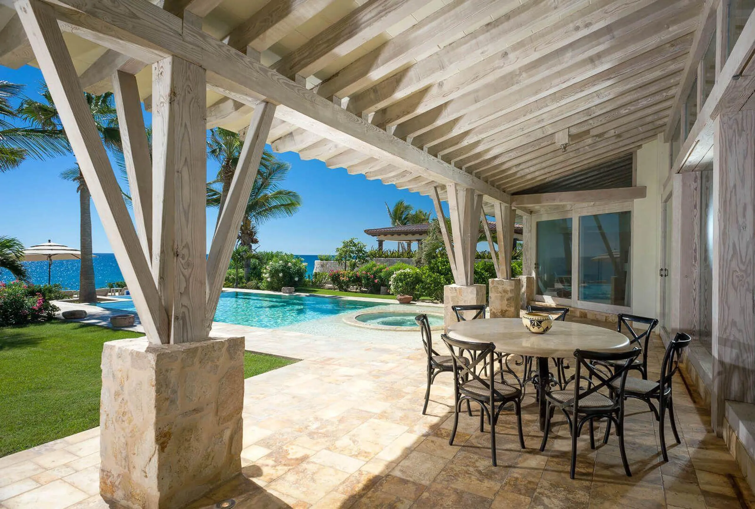 Colonial Style Architectural  Estate with Infinity Pool, Hot Tub and Lush Ocean Views — photograph 8