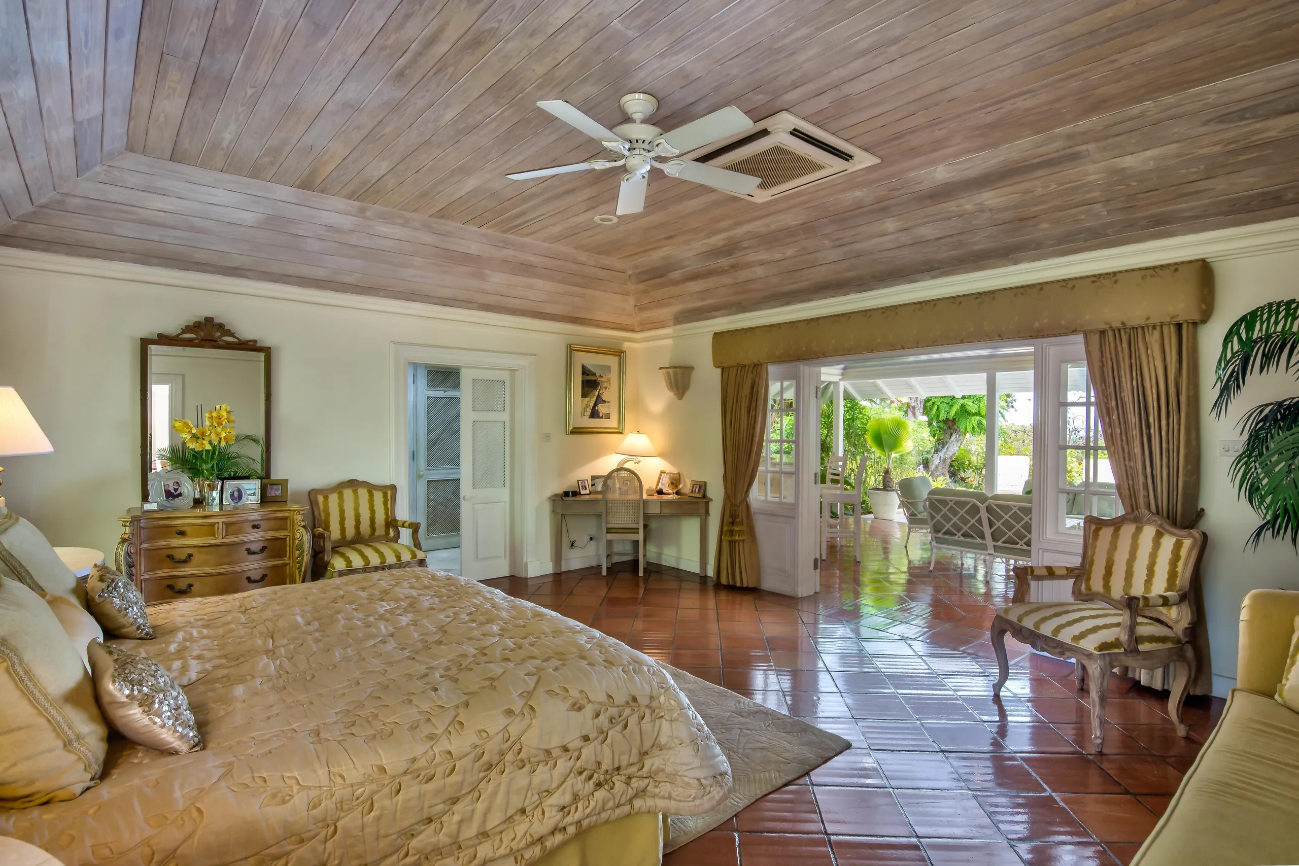 Sandy Lane's Lush and Tropic Villa with Access to a World Class Beach Club and more — photograph 9